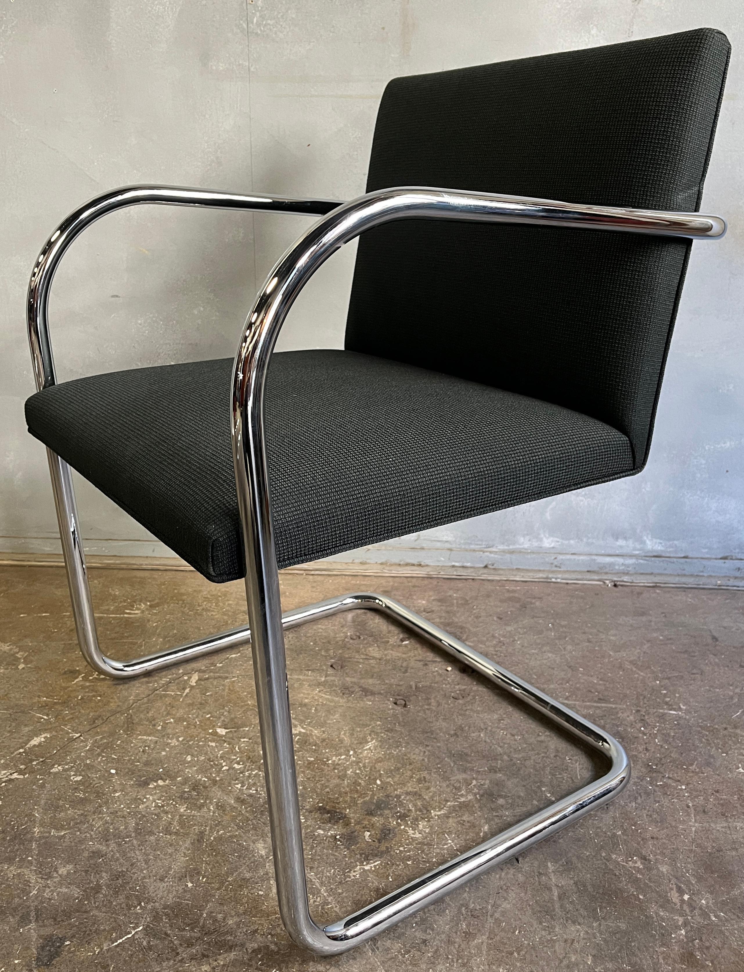 Pour votre considération ces chaises noires Brno rembourrées pour Knoll, conçues par le maître architecte moderniste en 1930. Ces icônes du design Bauhaus expriment la philosophie de l'époque, selon laquelle la forme suit la fonction. Le cadre