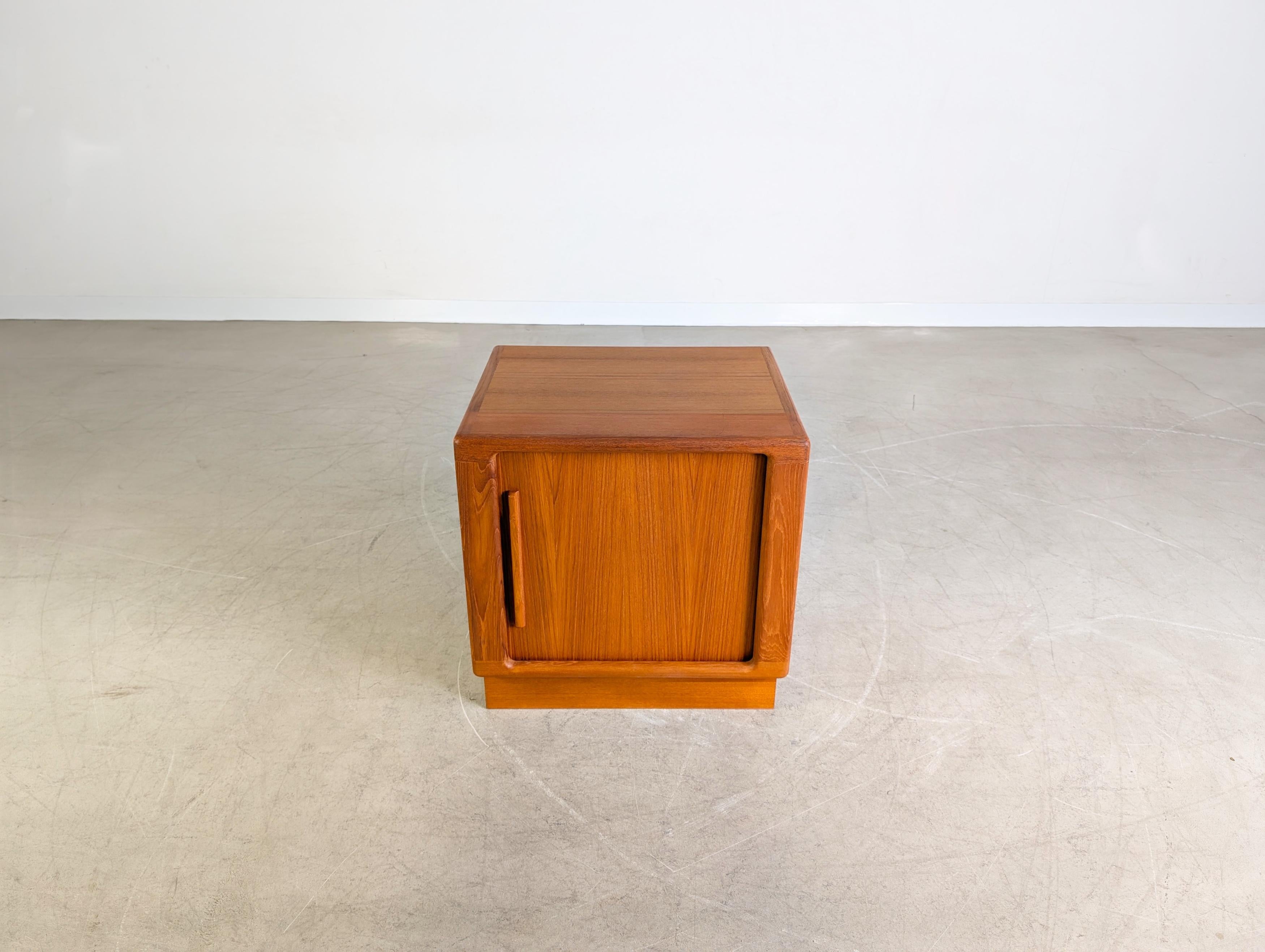 Wir bieten eine wunderschöne kleine Vintage Kommode aus den 1960er/1970er Jahren zum Verkauf an. Das Möbel verfügt über eine Schiebetür und eignet sich ideal als kleiner Nachttisch oder Beistelltisch.

Zustand: Guter gebrauchter Zustand mit