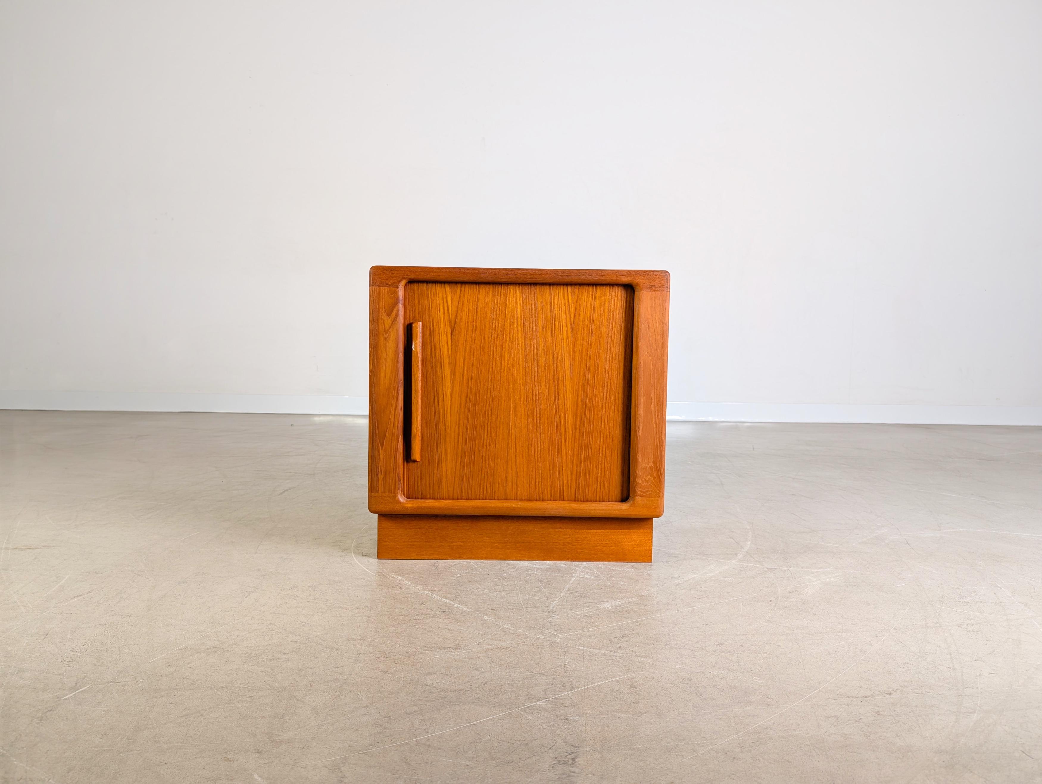 Mid-Century Modern Midcentury Kommode Nachttisch Beistelltisch Vintage Teak danish For Sale