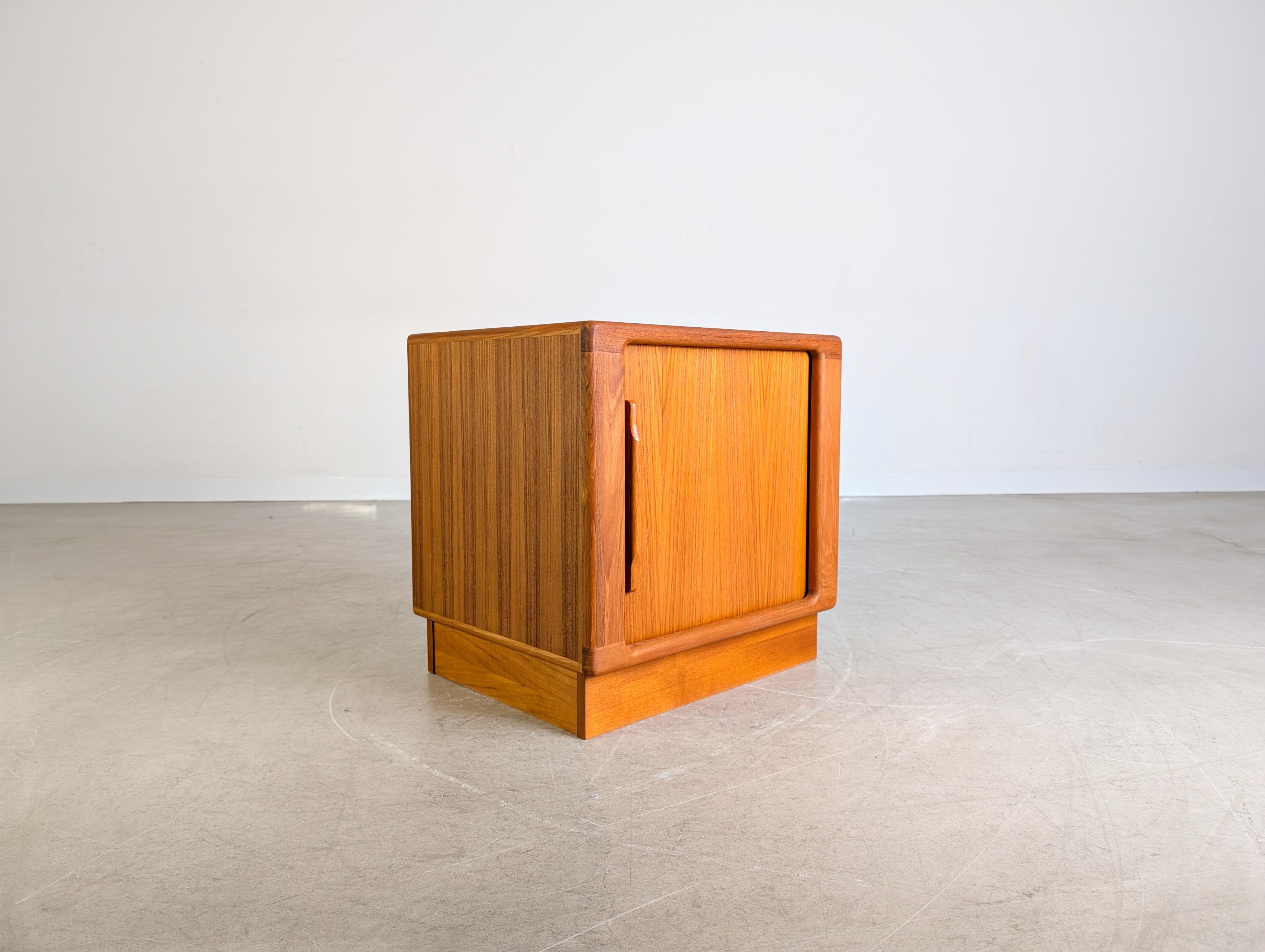 Unknown Midcentury Kommode Nachttisch Beistelltisch Vintage Teak danish For Sale
