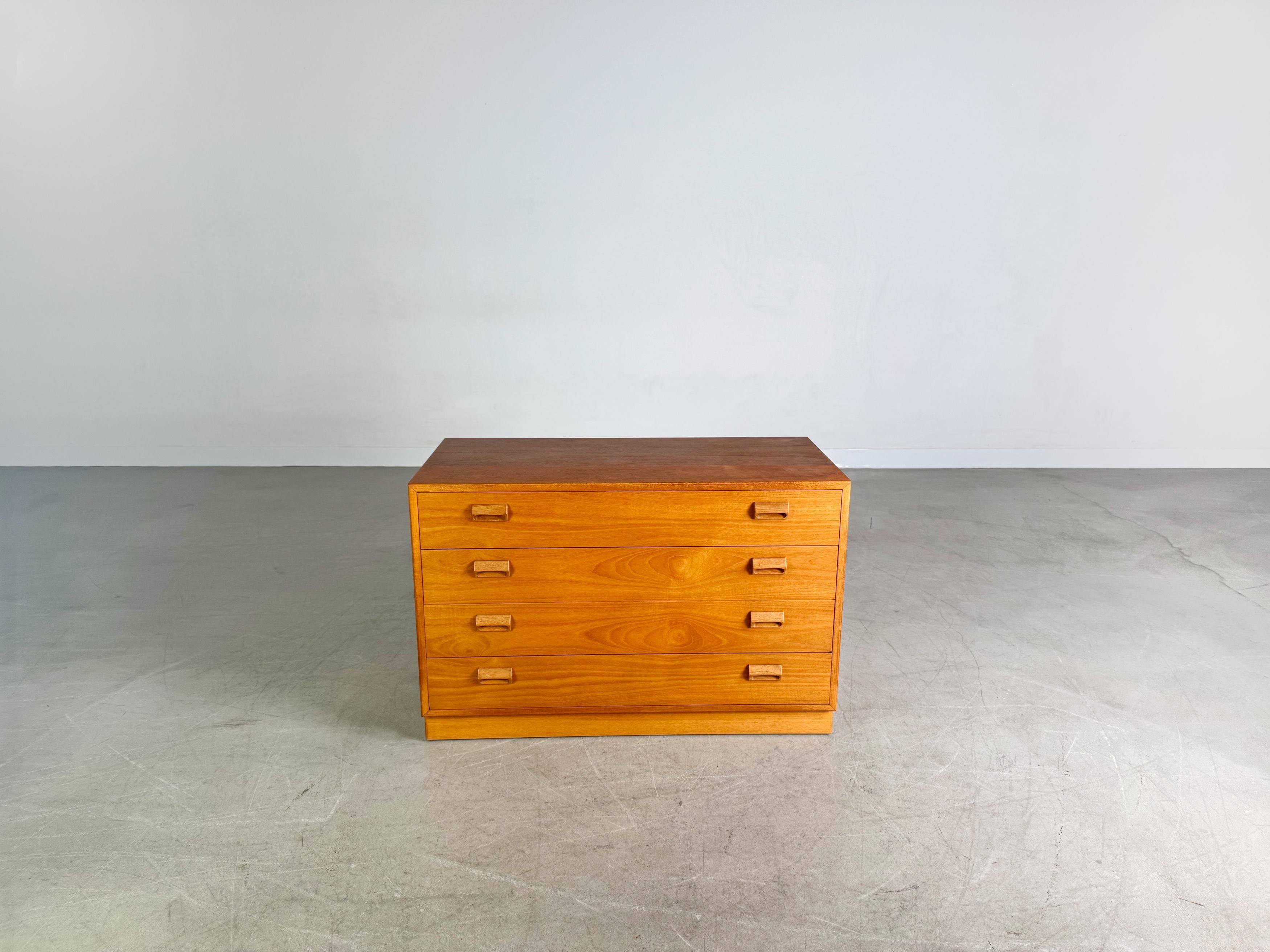 Te ofrecemos una bonita y pequeña cabaña de teca de Søborg Møbelfabrik de los años 60 para comprar. El mueble, que consta de cuatro secciones, ha sido diseñado por Børge Mogensen y está fabricado con líneas claras y elegancia funcional. Con un