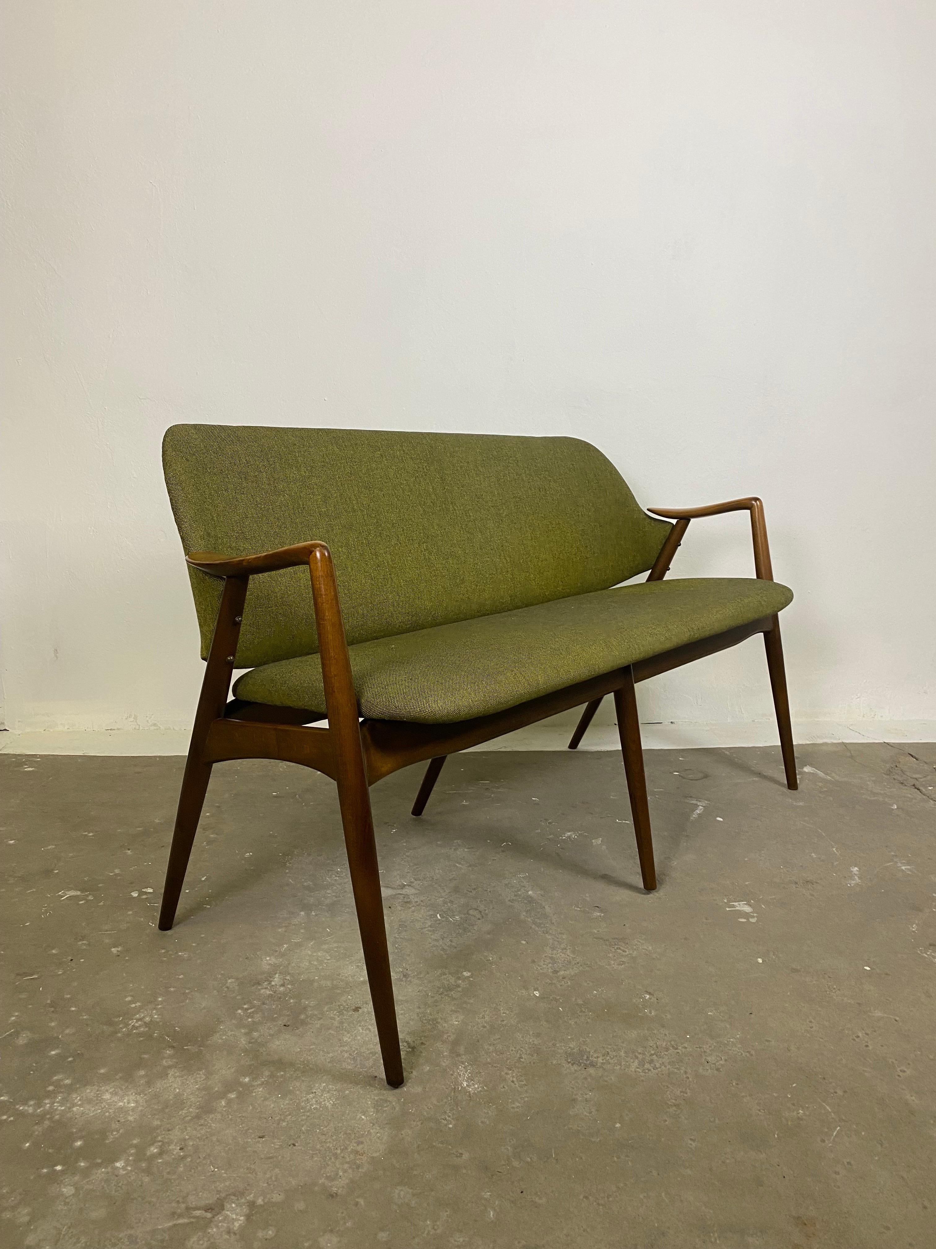 A really Ultra-Rare  Kontur Sofa or Sofa - Bench by Alf Svensson for Dux of Sweden ,1950s.
Very comfortable and ergonomic this Sofa is elegant and small enough to fit in many Room Situations.
The Upholstery is done years ago in Germany with high