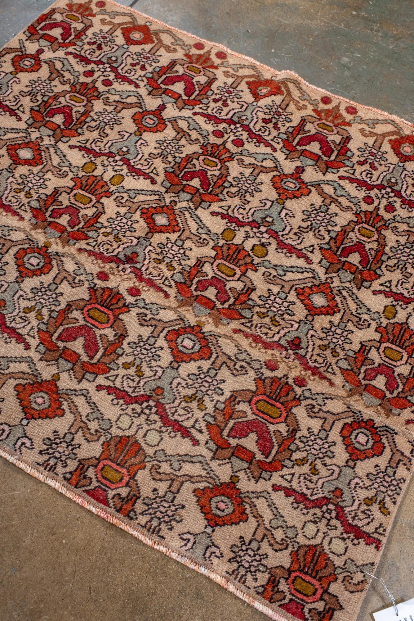 Turc Tapis Konya du milieu du siècle avec répétitions tribales graphiques en rouge, ocre et ivoire en vente