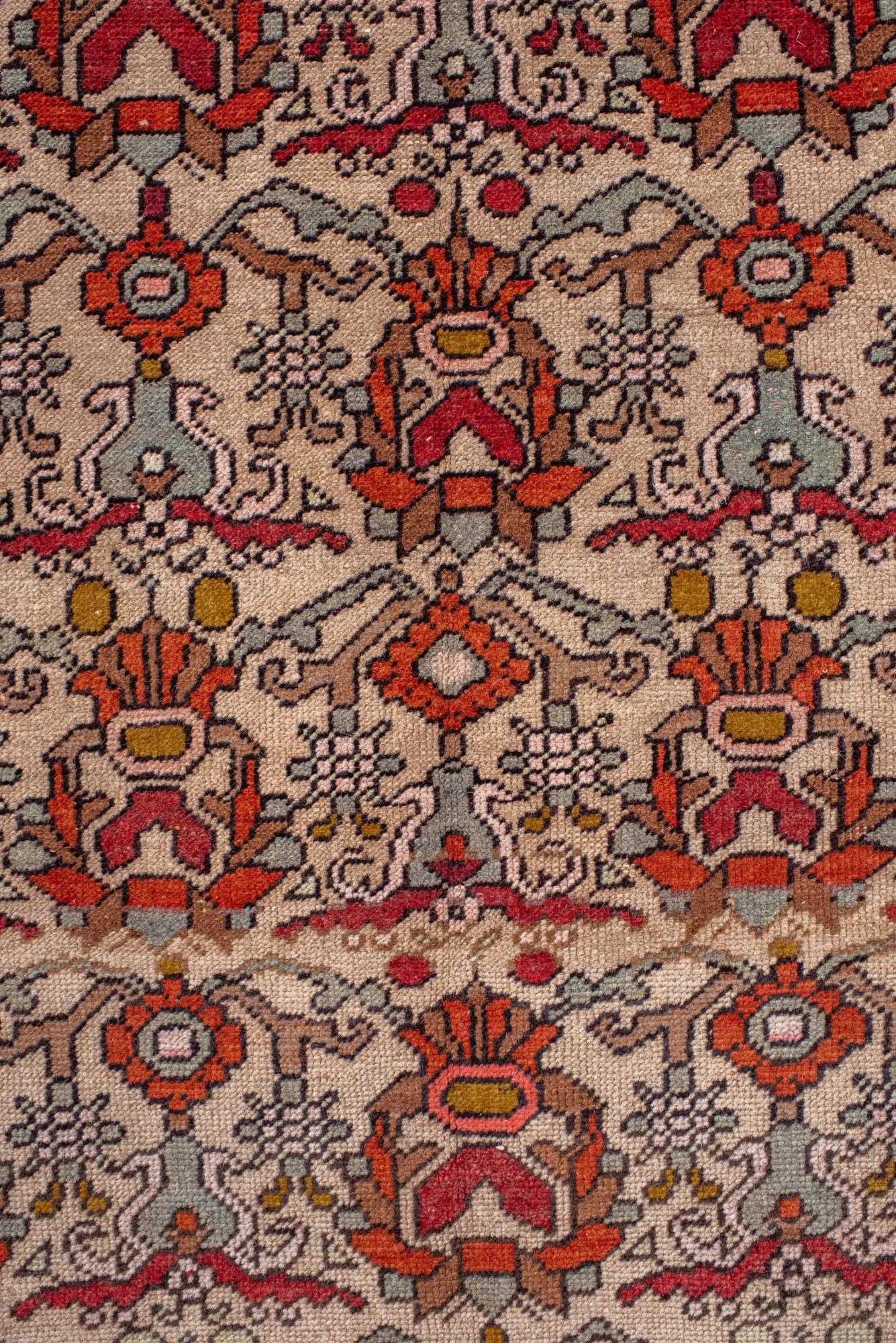 Noué à la main Tapis Konya du milieu du siècle avec répétitions tribales graphiques en rouge, ocre et ivoire en vente