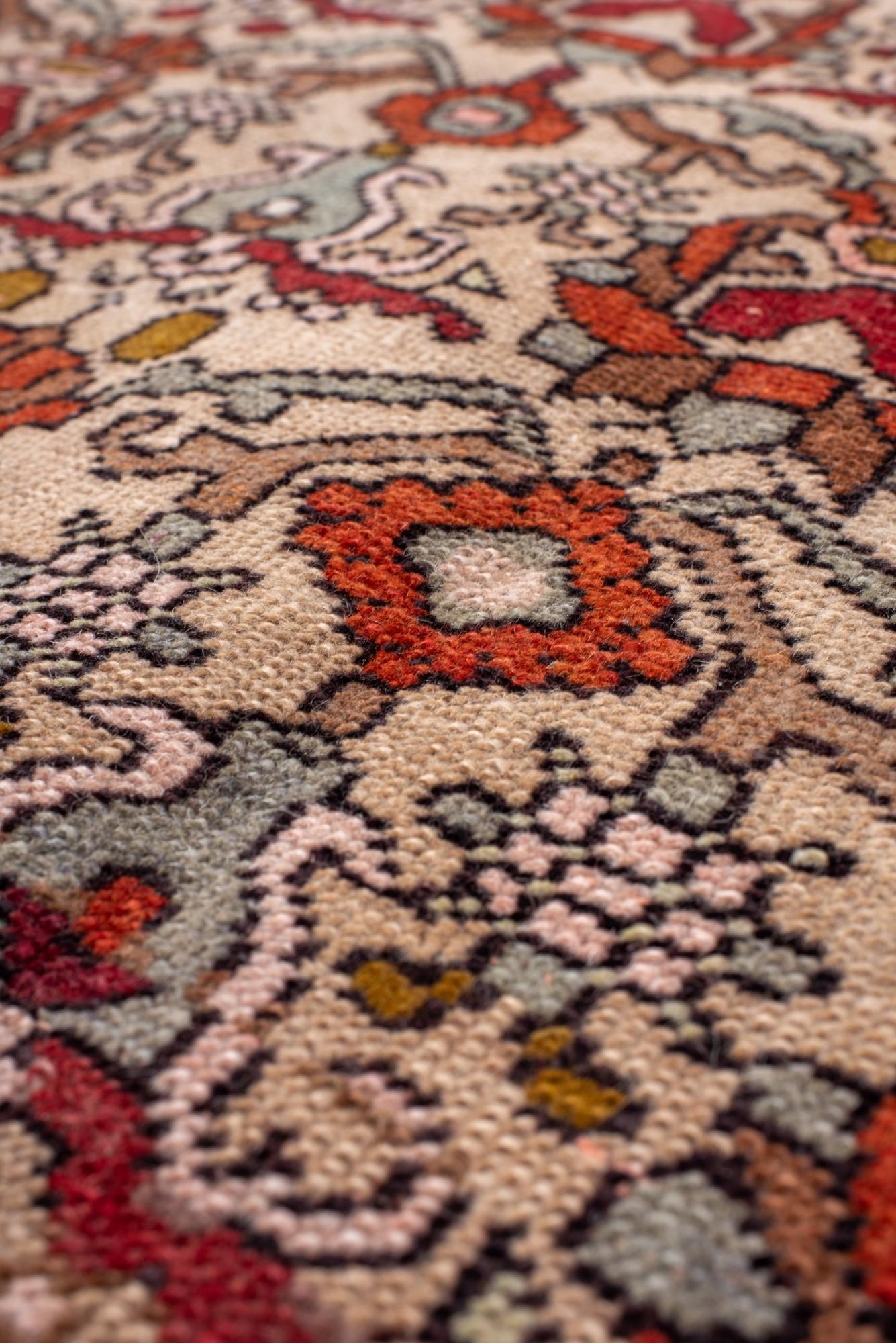 Tapis Konya du milieu du siècle avec répétitions tribales graphiques en rouge, ocre et ivoire Bon état - En vente à New York, NY