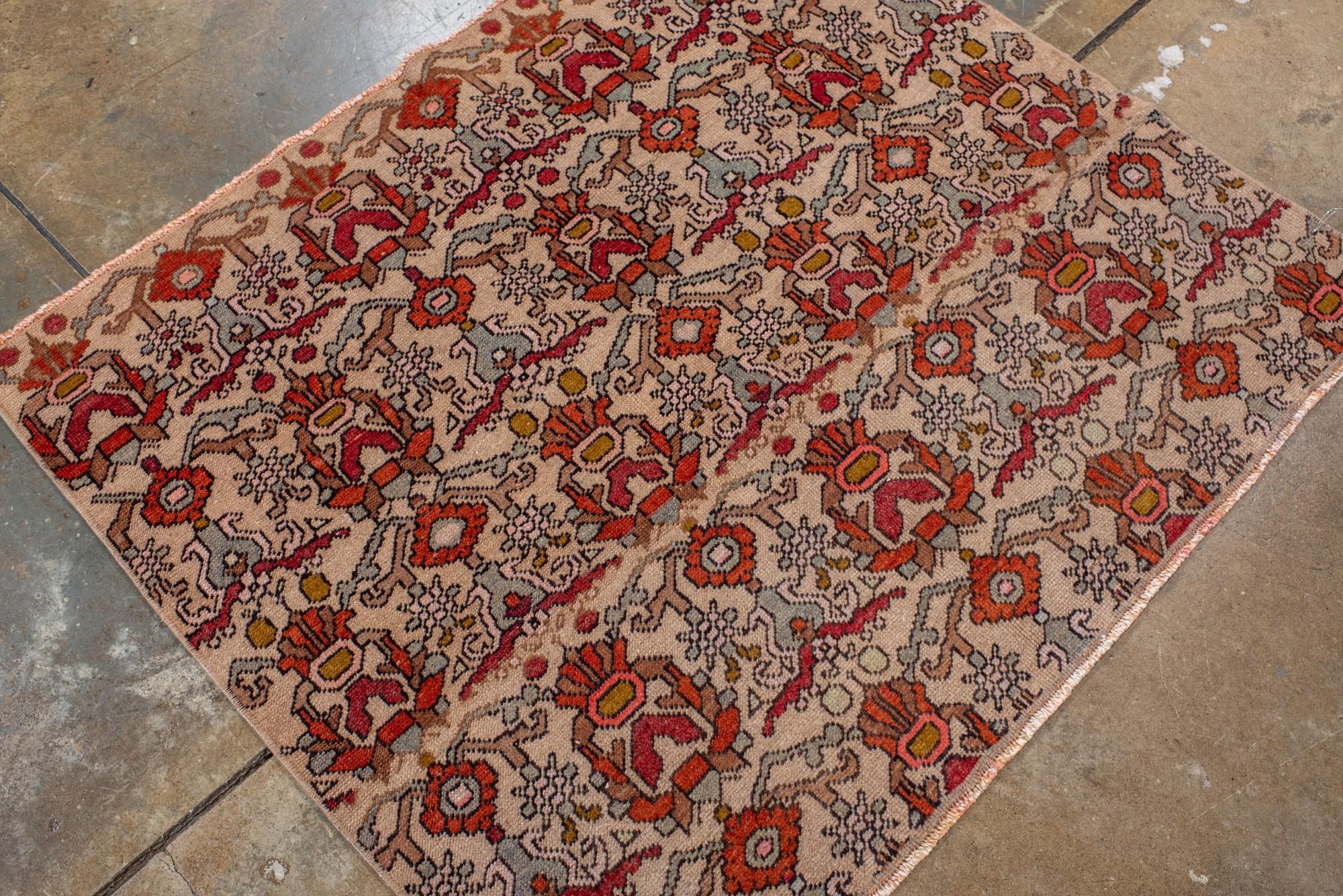 20ième siècle Tapis Konya du milieu du siècle avec répétitions tribales graphiques en rouge, ocre et ivoire en vente