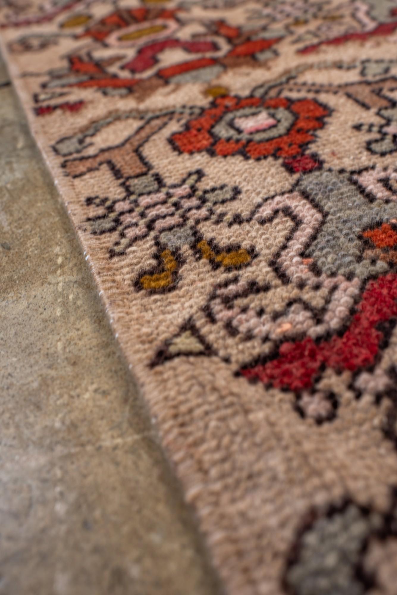 Laine Tapis Konya du milieu du siècle avec répétitions tribales graphiques en rouge, ocre et ivoire en vente