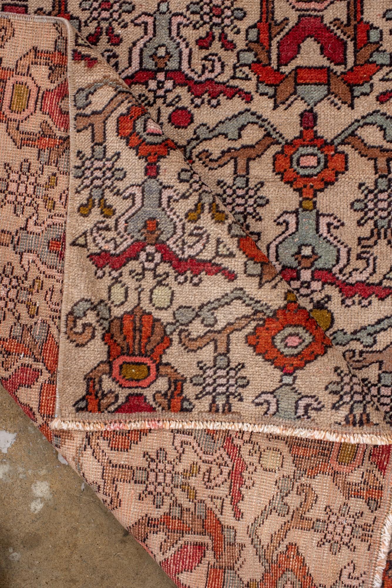 Tapis Konya du milieu du siècle avec répétitions tribales graphiques en rouge, ocre et ivoire en vente 1