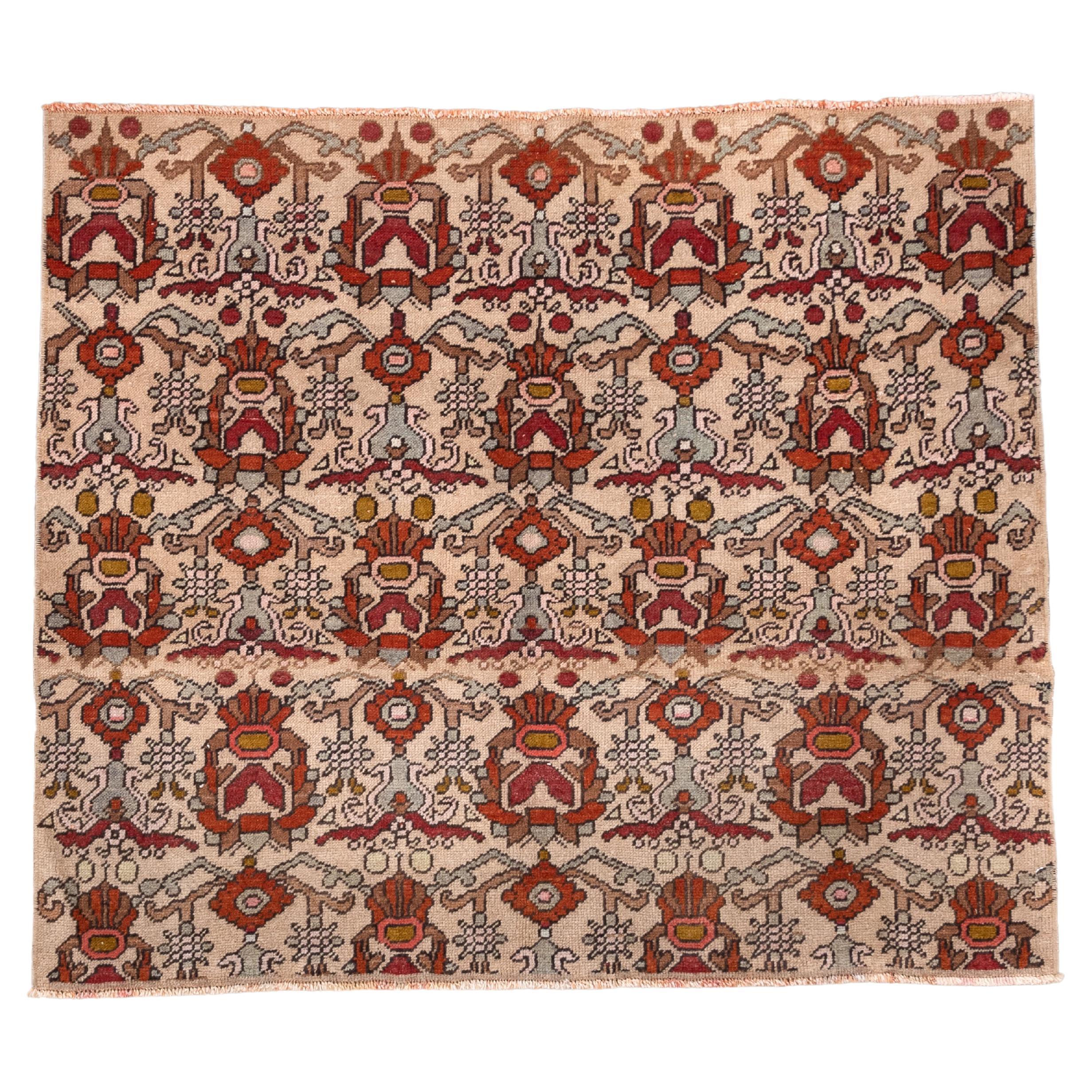 Tapis Konya du milieu du siècle avec répétitions tribales graphiques en rouge, ocre et ivoire en vente