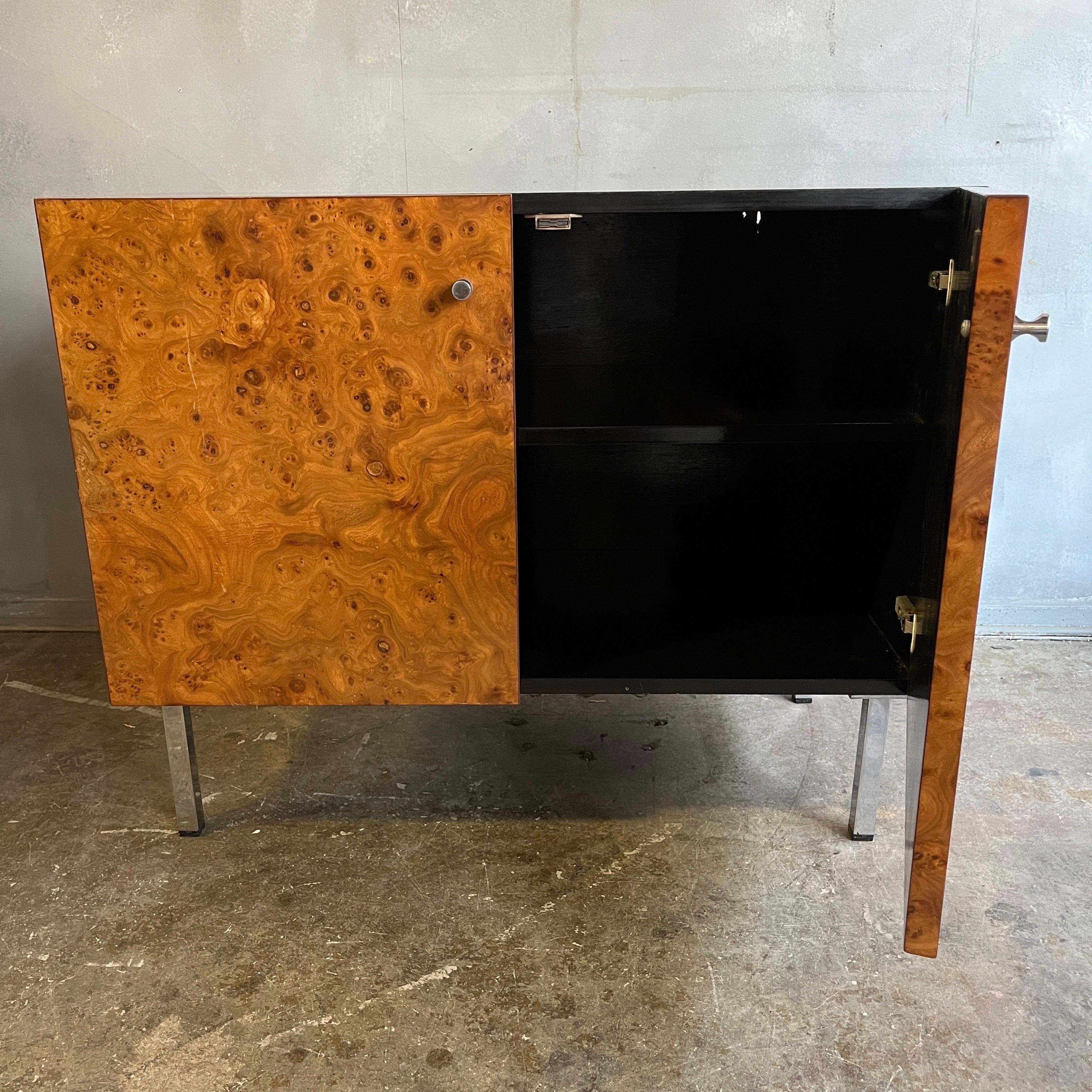 Midcentury lacquered Credenza or Cabinet in Burl Wood In Good Condition In BROOKLYN, NY