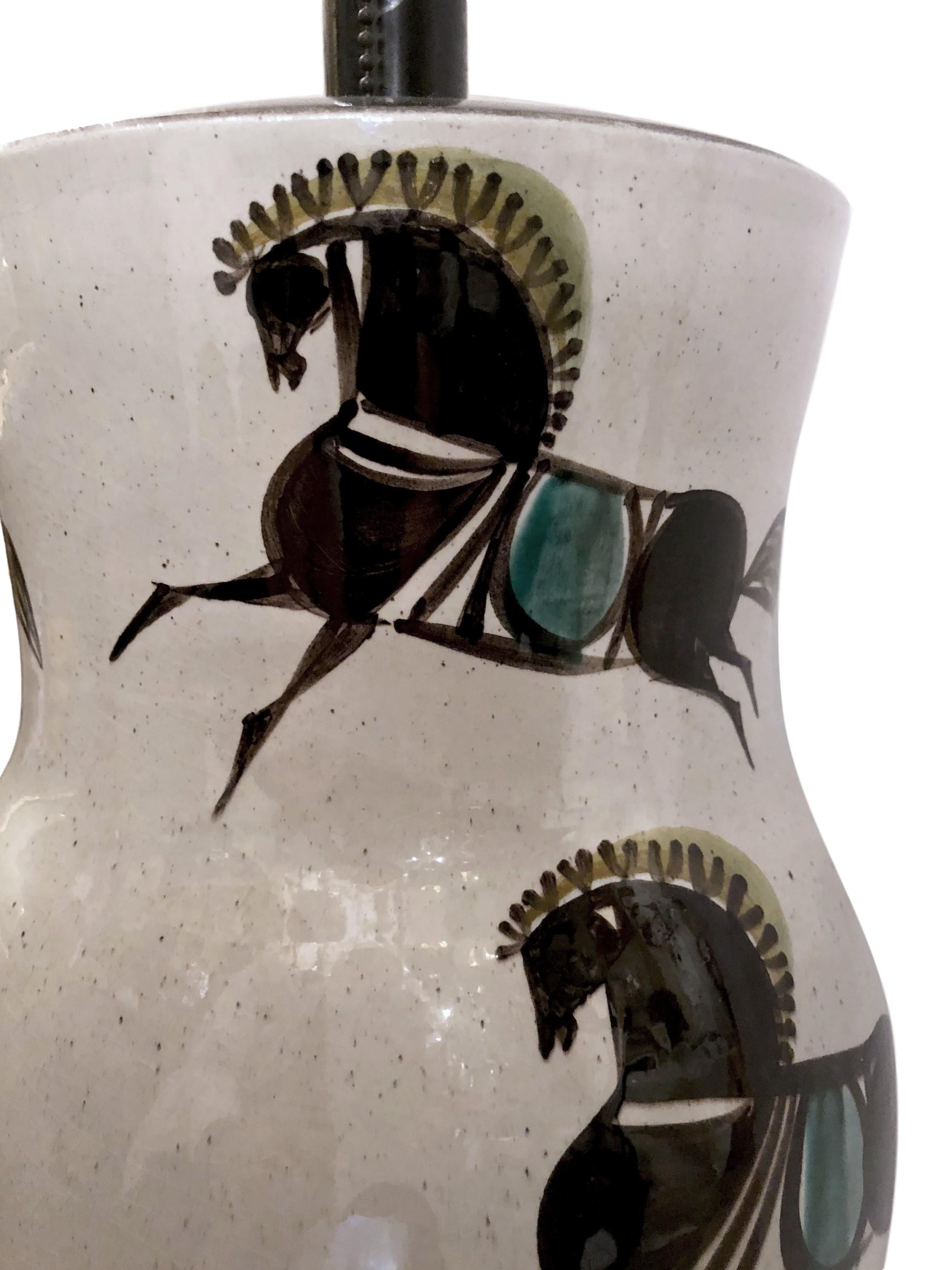 Lampe du milieu du siècle avec chevaux peints Bon état - En vente à New York, NY