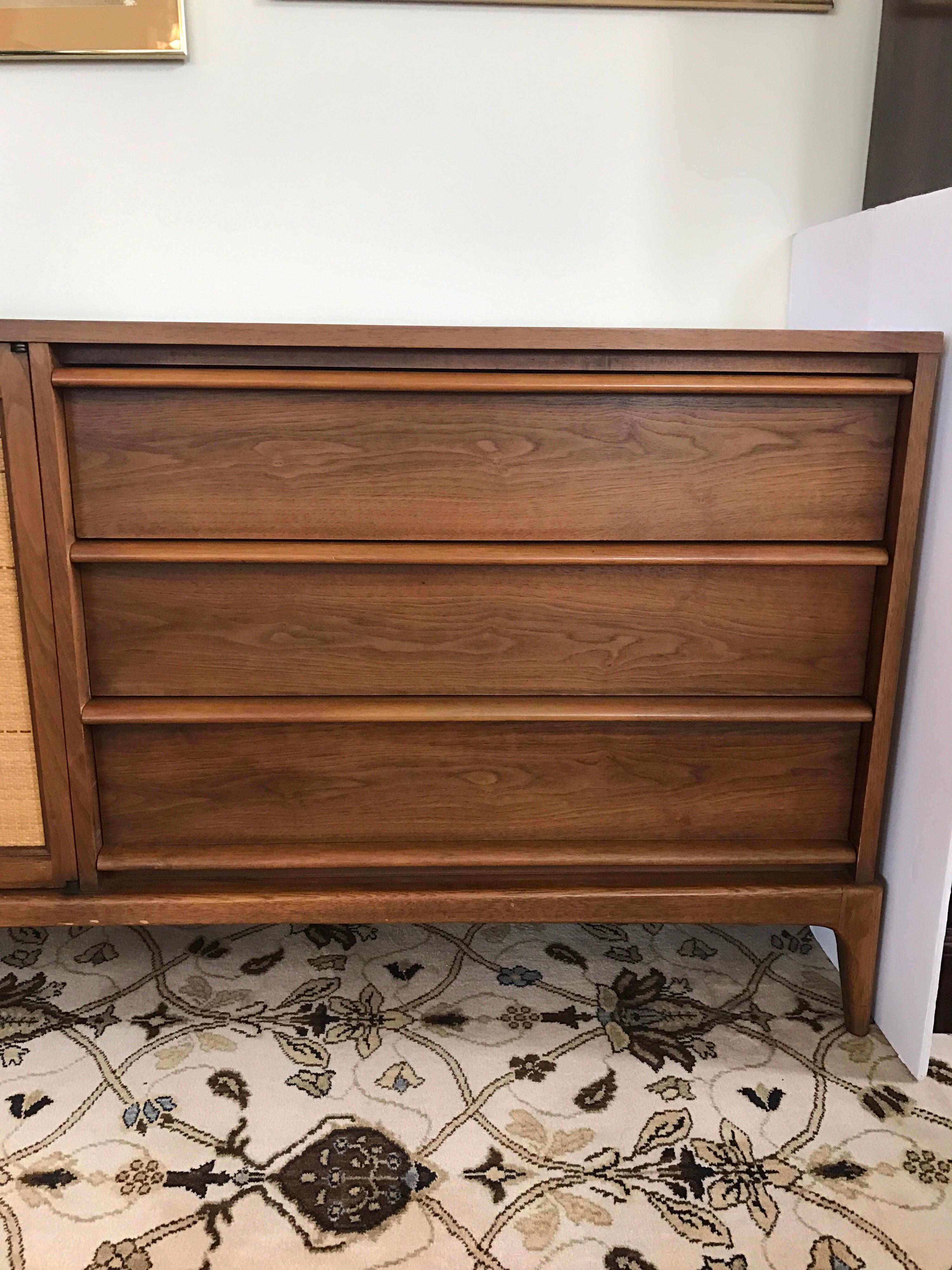 Mid Century Lane Altavista Walnut Credenza Cabinet Dresser In Excellent Condition In West Hartford, CT
