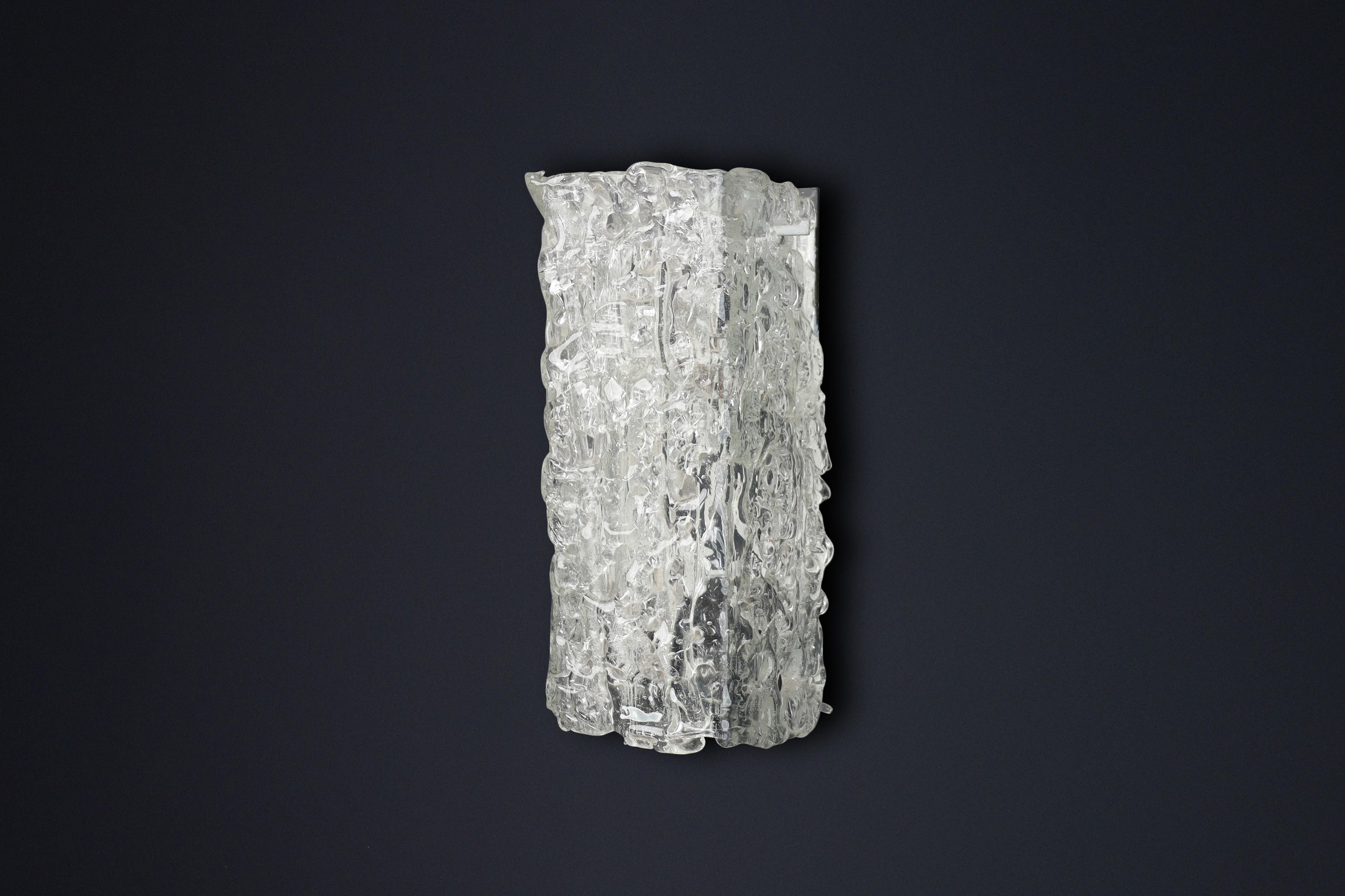 Grandes appliques en verre d'art du milieu du siècle, Autriche, années 1950

Ces étonnantes appliques en verre d'art d'Autriche, fabriquées dans les années 1950 et inspirées du style de Kalmar, présentent un design exquis et une exécution délicate.