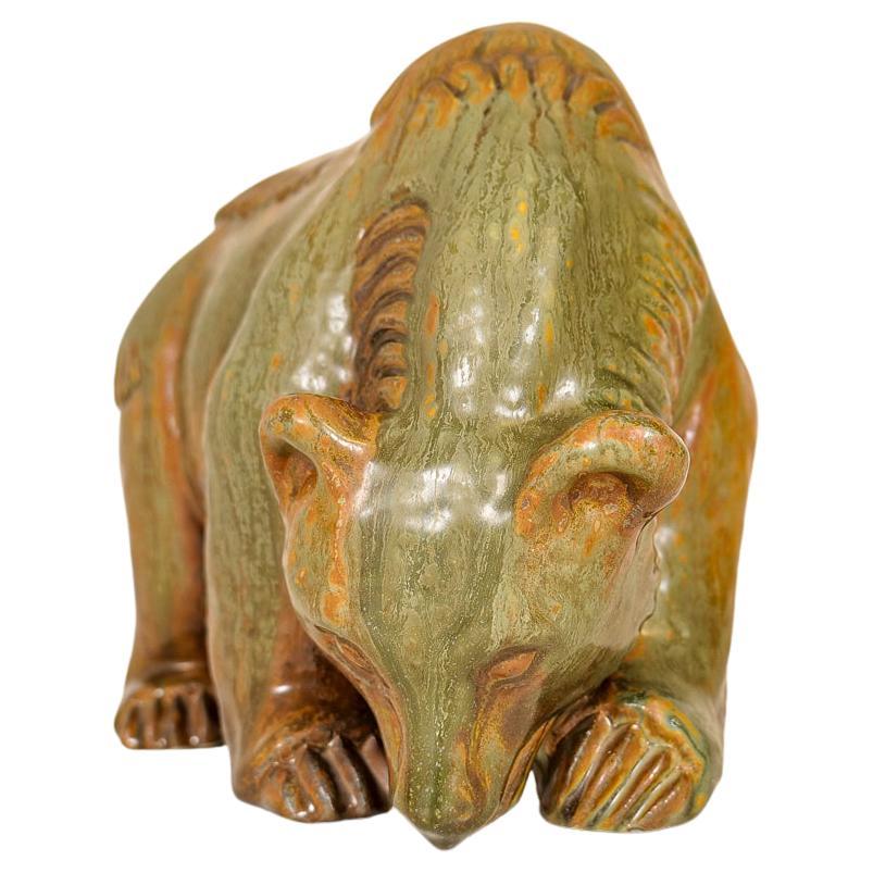 Ce grand et lourd ours en céramique a été fabriqué en Suède dans les années 1950 à Rörstrand et conçu par le célèbre Gunnar Nylund. Avec le motif fanatique et la glaçure étonnante, cette version 107/300 est une superbe addition à toute maison.