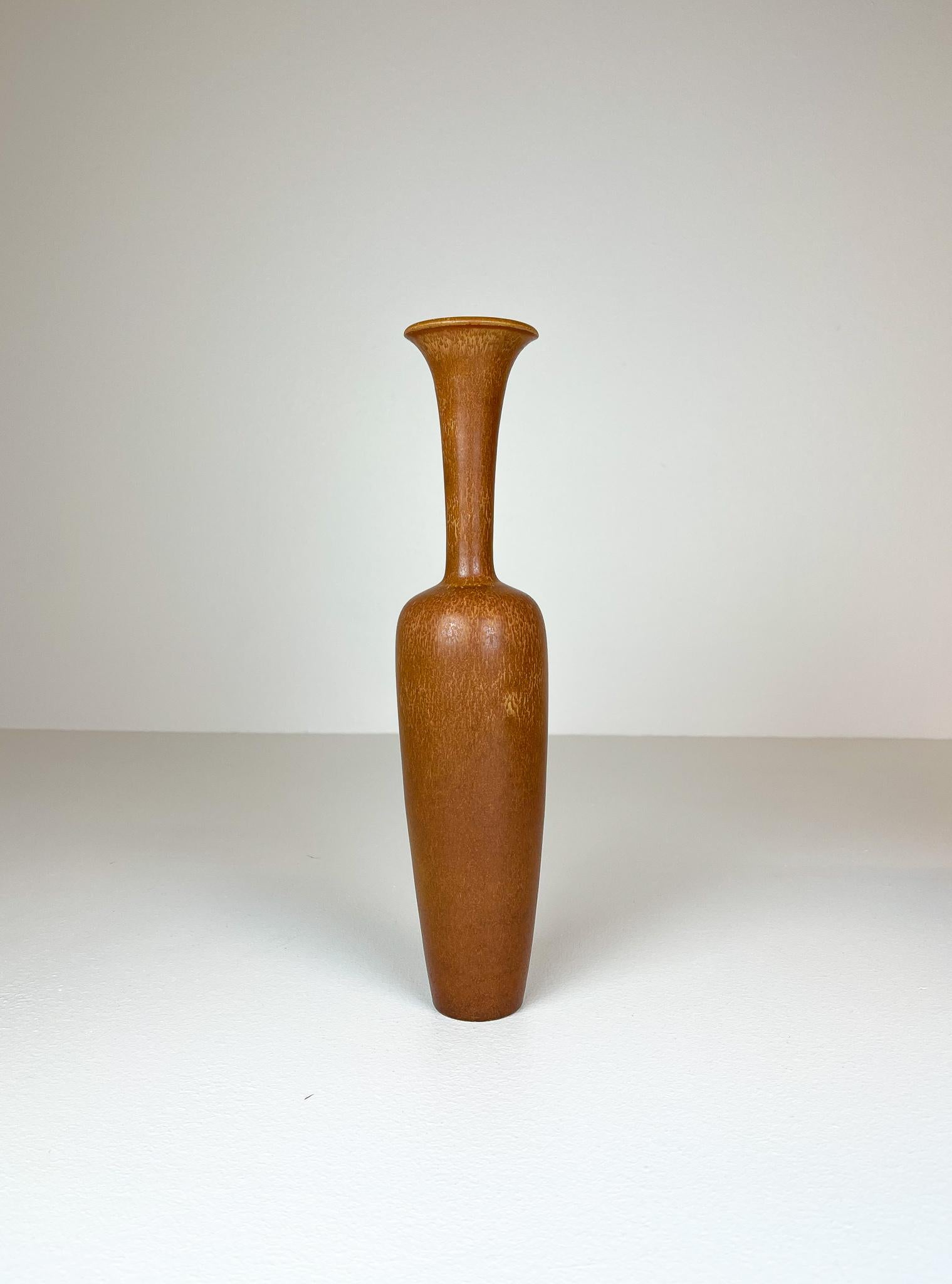 This large stoneware vase by Gunnar Nylund for Rörstrand 1950s is gifted with light brown harefur glaze. And it has that stunning look of Nylunds great craftsmanship. It really gives a great impression. 

Signed R GN SWEDEN.

Good vintage