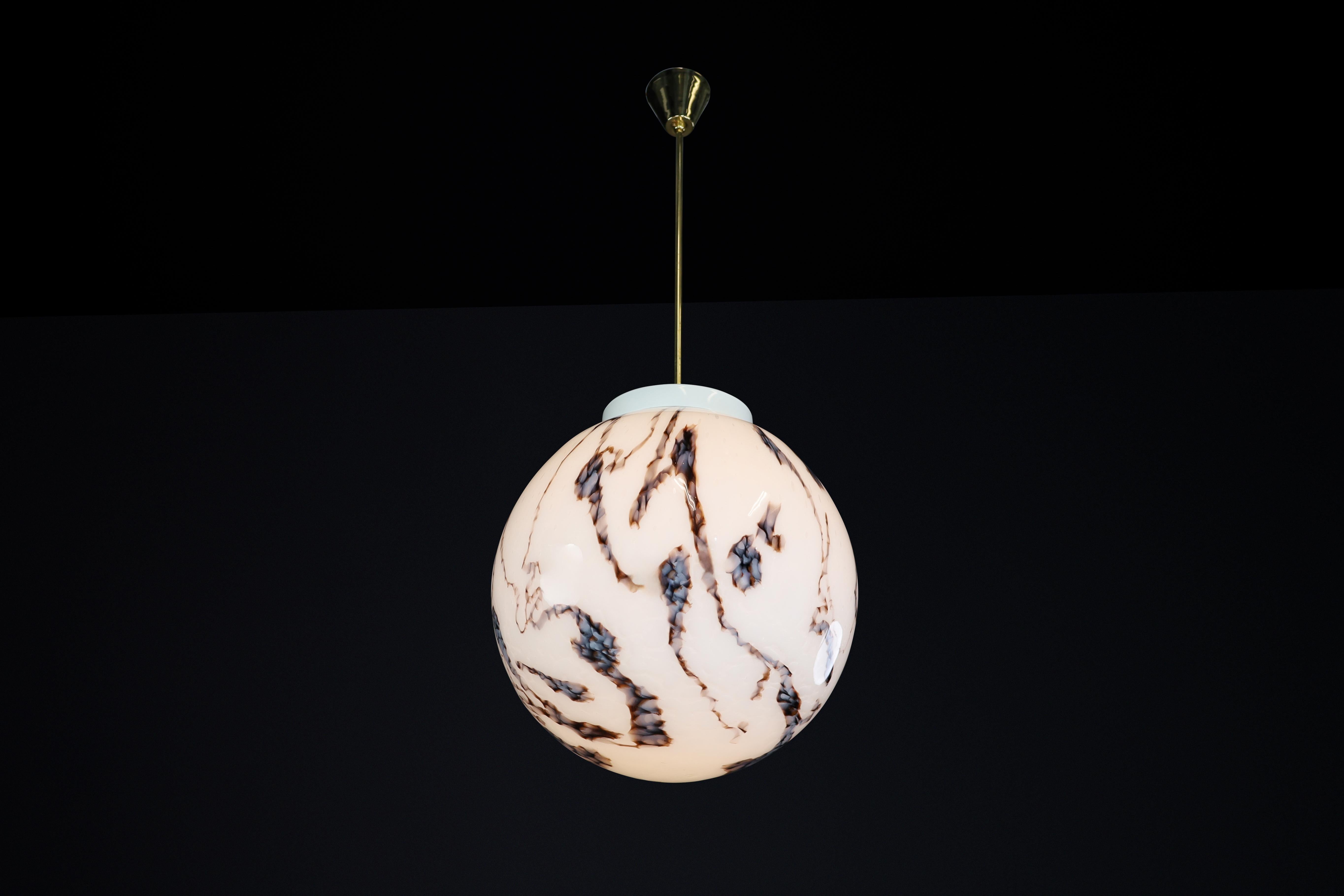 Ciondolo di metà secolo in ottone e vetro opalino di marmo, Praque 1950s 

Questo ciondolo di metà secolo è un pezzo versatile che può migliorare l'atmosfera di qualsiasi stanza. La sua struttura in ottone e il globo in vetro opalino color marmo,