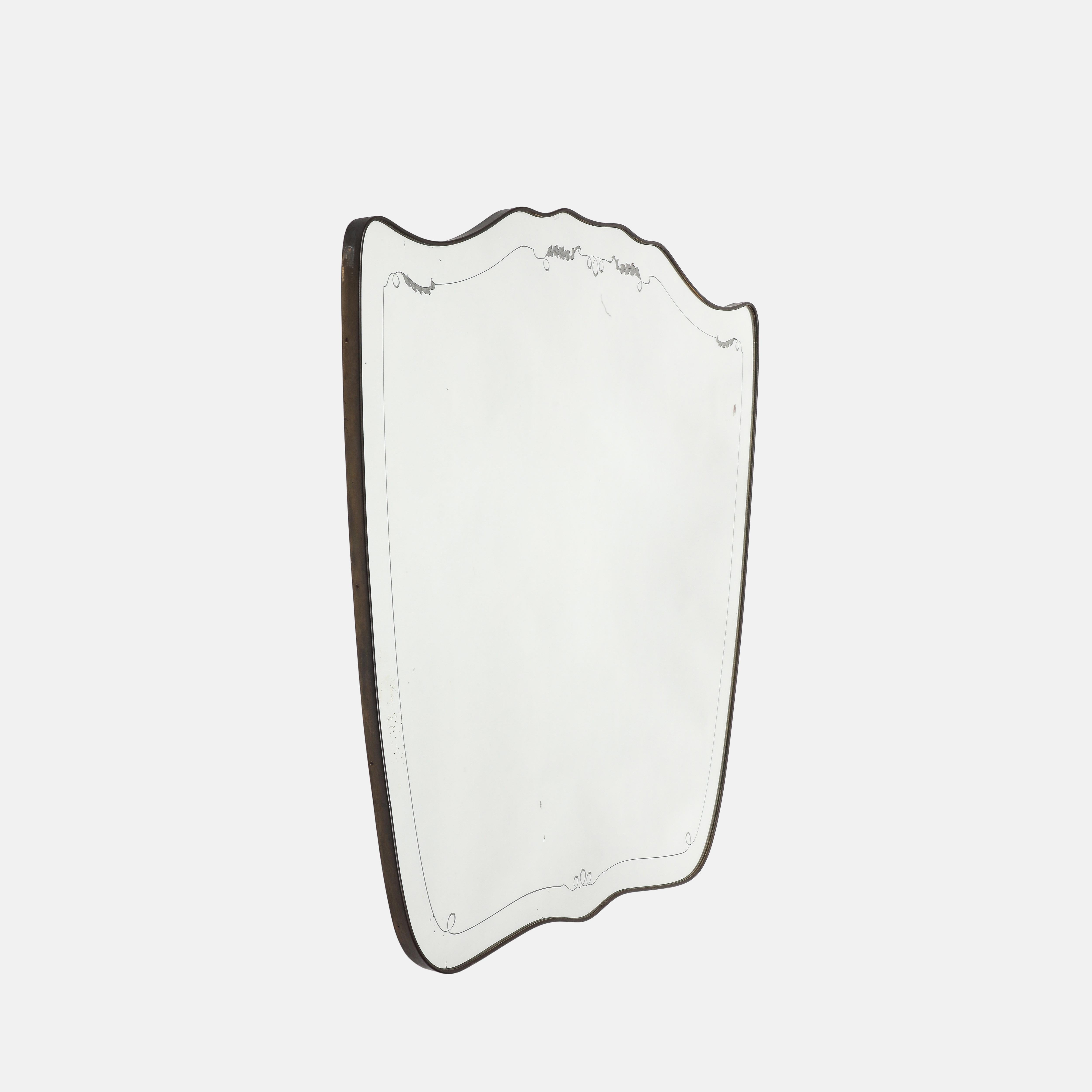 Außergewöhnlich geformter Spiegel aus geätztem Glas aus Messing, Giovanni Gariboldi zugeschrieben, Italien, 1940er Jahre.  Dieser exquisite Spiegel hat einen sanft geschwungenen Messingrahmen mit abgerundeten Ecken und sich sanft verjüngenden