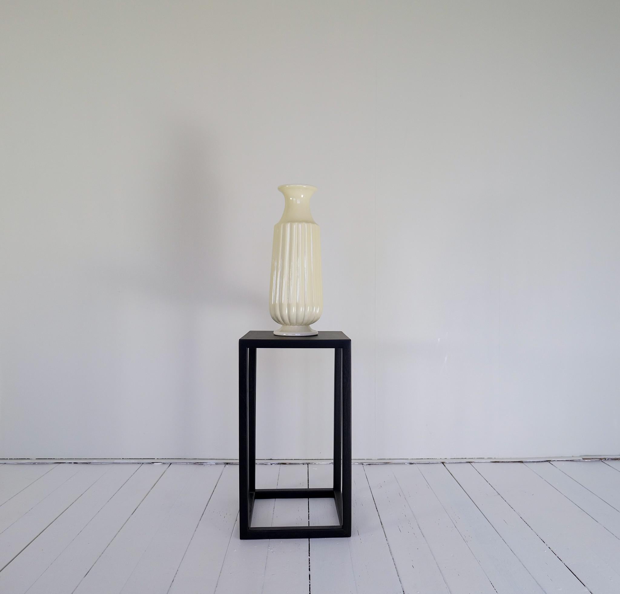 Wonderful large off-white ceramic vase manufactured in Sweden at Bo Fajans and designed by Ewald Dahlskog in the 1940s. 
The shape and lines of the vase goes perfect with the wonderful glaze. Modern sculptured to be an edition to any room. 

Very