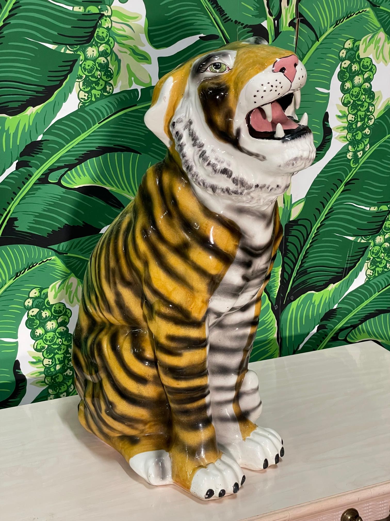 Le grand tigre en céramique mesure plus de 26 pouces. Finition magnifiquement émaillée et la pose 