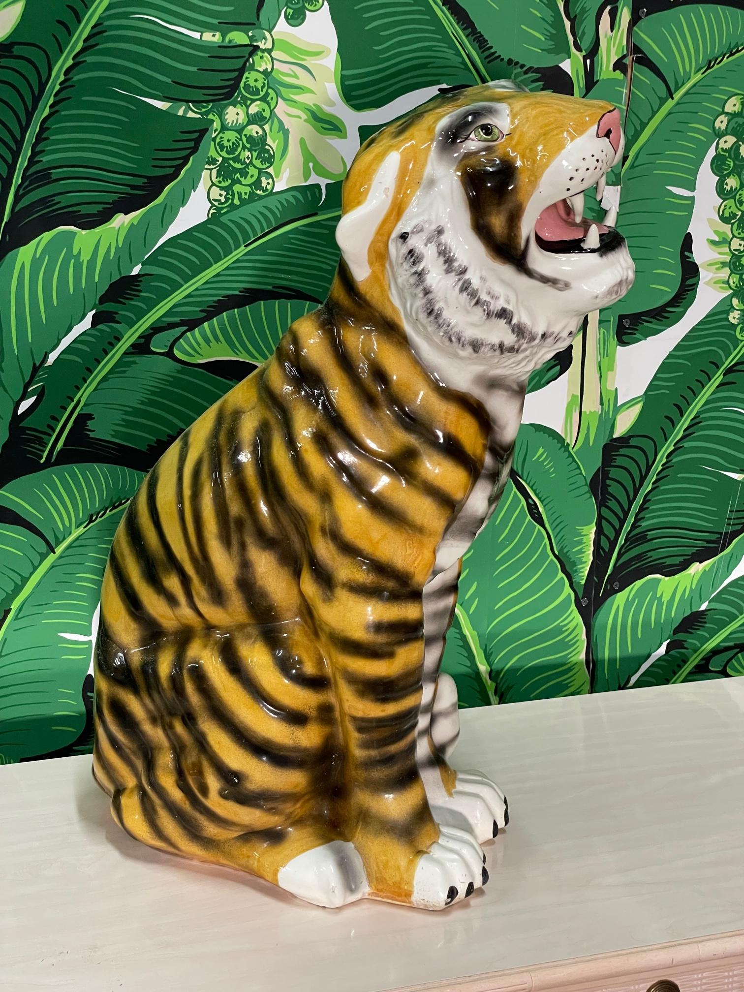 Hollywood Regency Grande statue de tigre en céramique émaillée du milieu du siècle dernier en vente