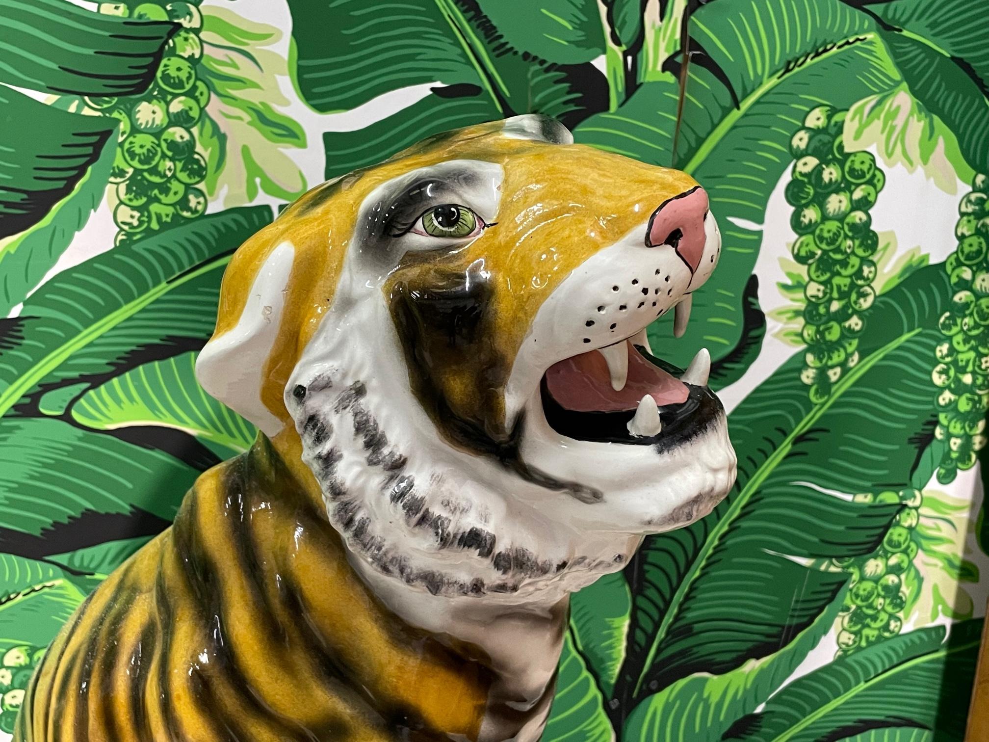 Grande statue de tigre en céramique émaillée du milieu du siècle dernier en vente 1