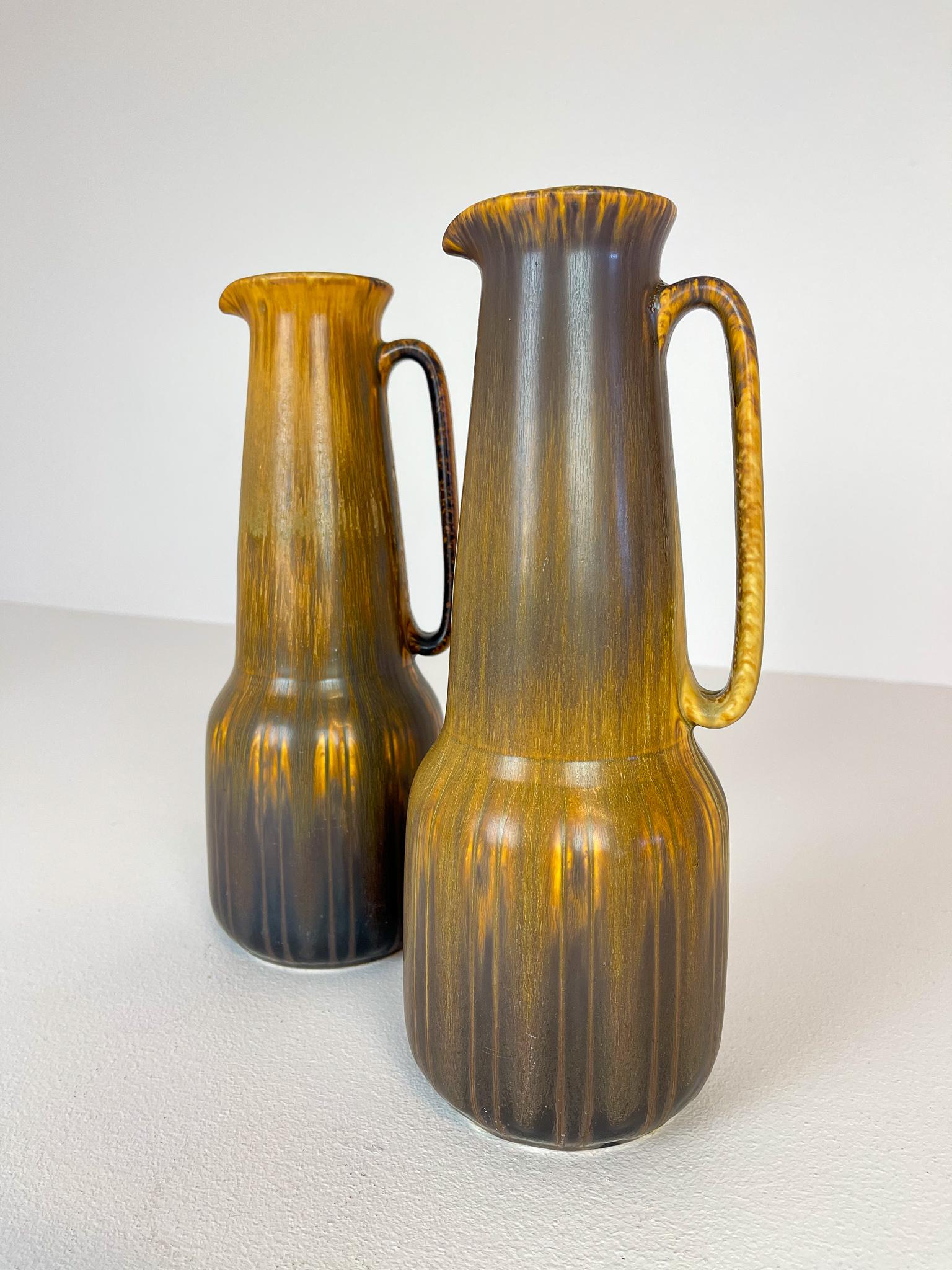 Diese beiden wunderschönen Vasen wurden von Gunnar Nylund in den 1950er Jahren in der Rörstrand-Fabrik in Schweden entworfen und hergestellt. Diese Vasen sind nicht so oft als Paar zu sehen, und mit ihrer wunderbaren Glasur sind sie ein schönes