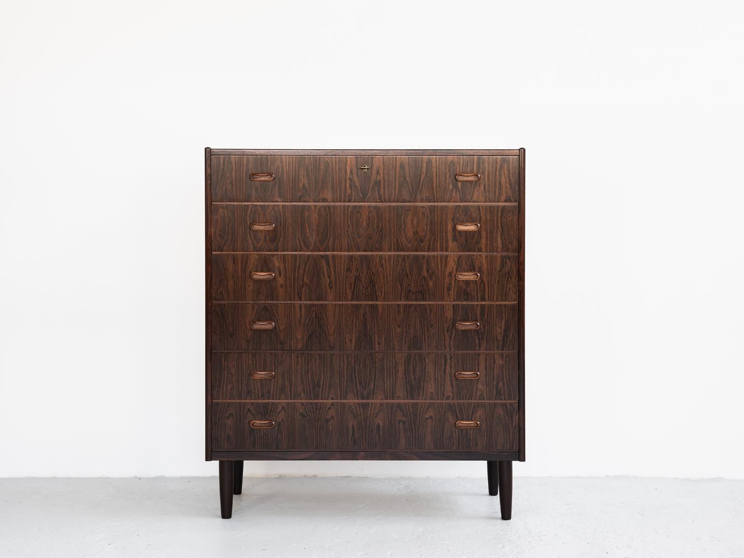 This midcentury Danish chest of 6 drawers in rosewood was manufactured by VV Møbler in Denmark in the 1960s. It is a wider model. The chest has beautiful drawings in the wood and the original key is available. It is labelled by the manufacturer in