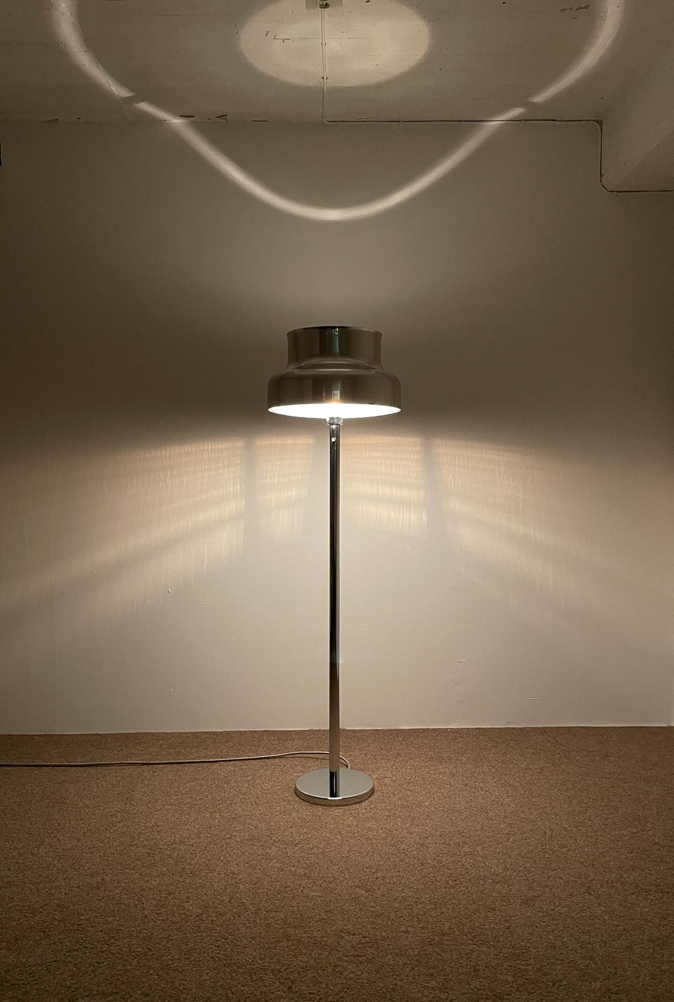 This 1960s floor lamp, model Bumling, was designed by Anders Pehrson for Ateljé Lyktan in Åhus, Sweden. This table lamp with its chrome features is a nice edition to your living room or to the working place.

Nice working vintage