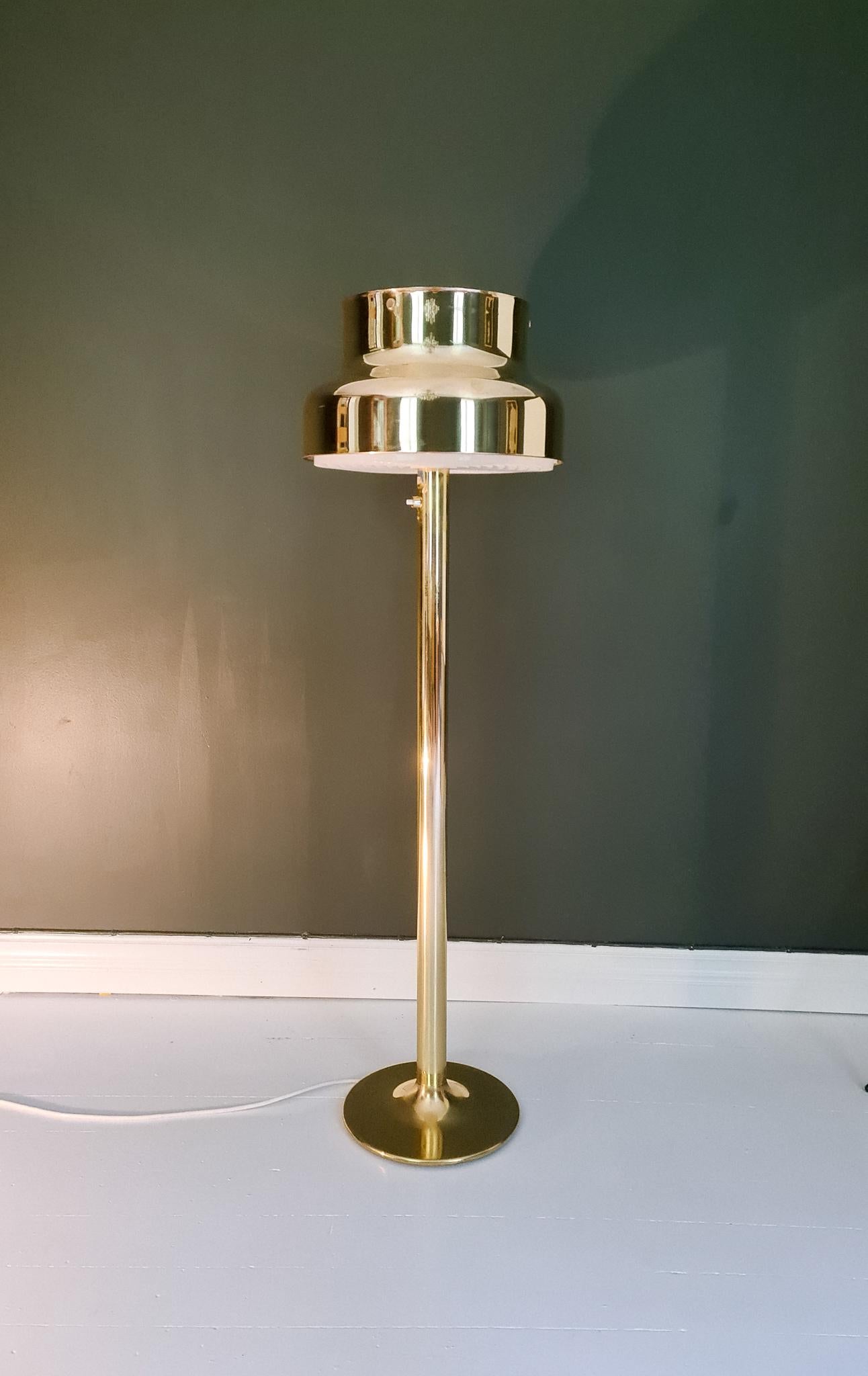 This 1960s floor lamp, model Bumling, was designed by Anders Pehrson for Ateljé Lyktan in Åhus, Sweden. This table lamp with its brass features is a nice edition to your living room or to the working place, preferably with the table lamp in the same