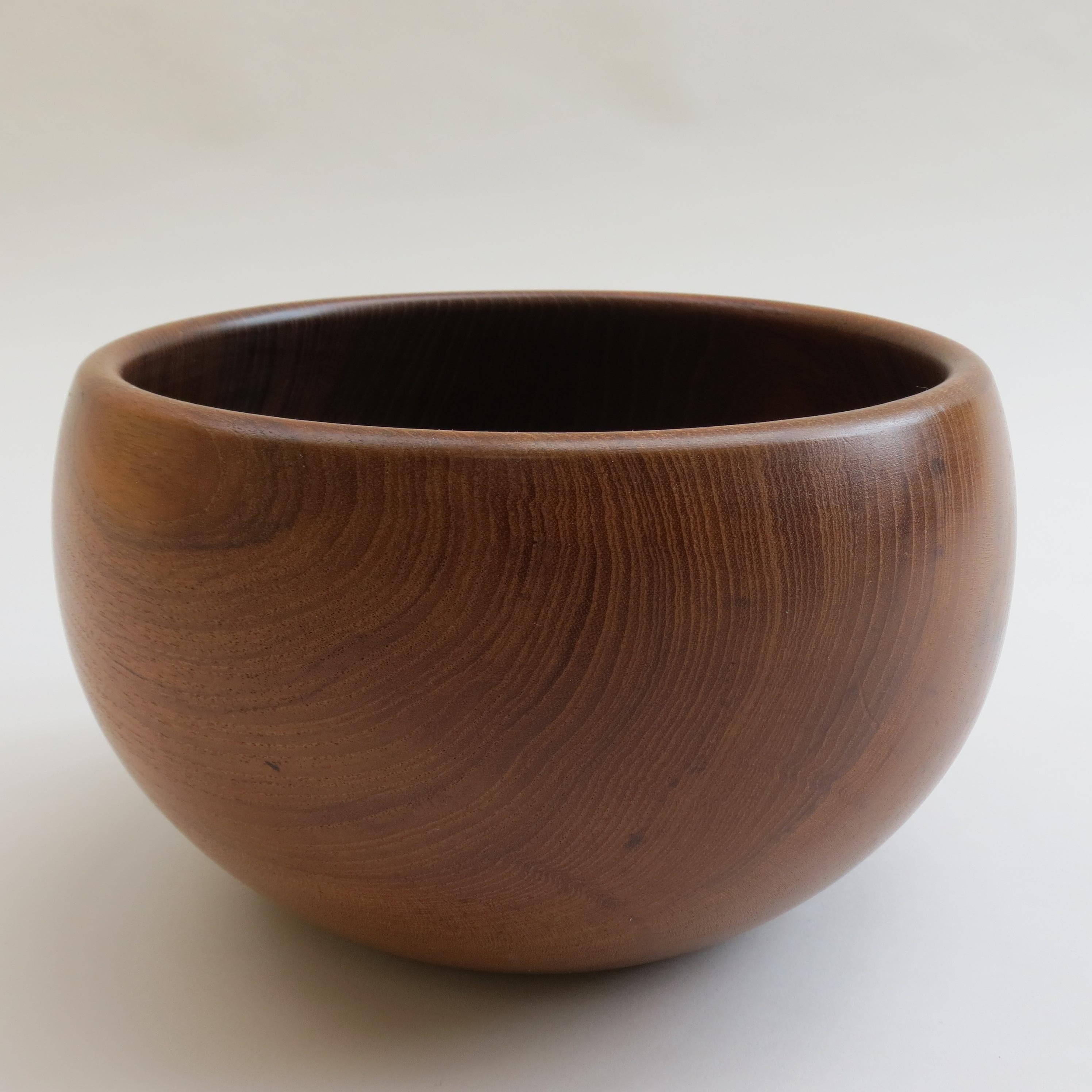 A large wooden bowl from the 1970s, handcrafted by Galatix, England.
Made from solid teak, with good color and nicely patinated. The bowl is stamped to the underside Handmade Burma Teak Made in England Galatix.
  