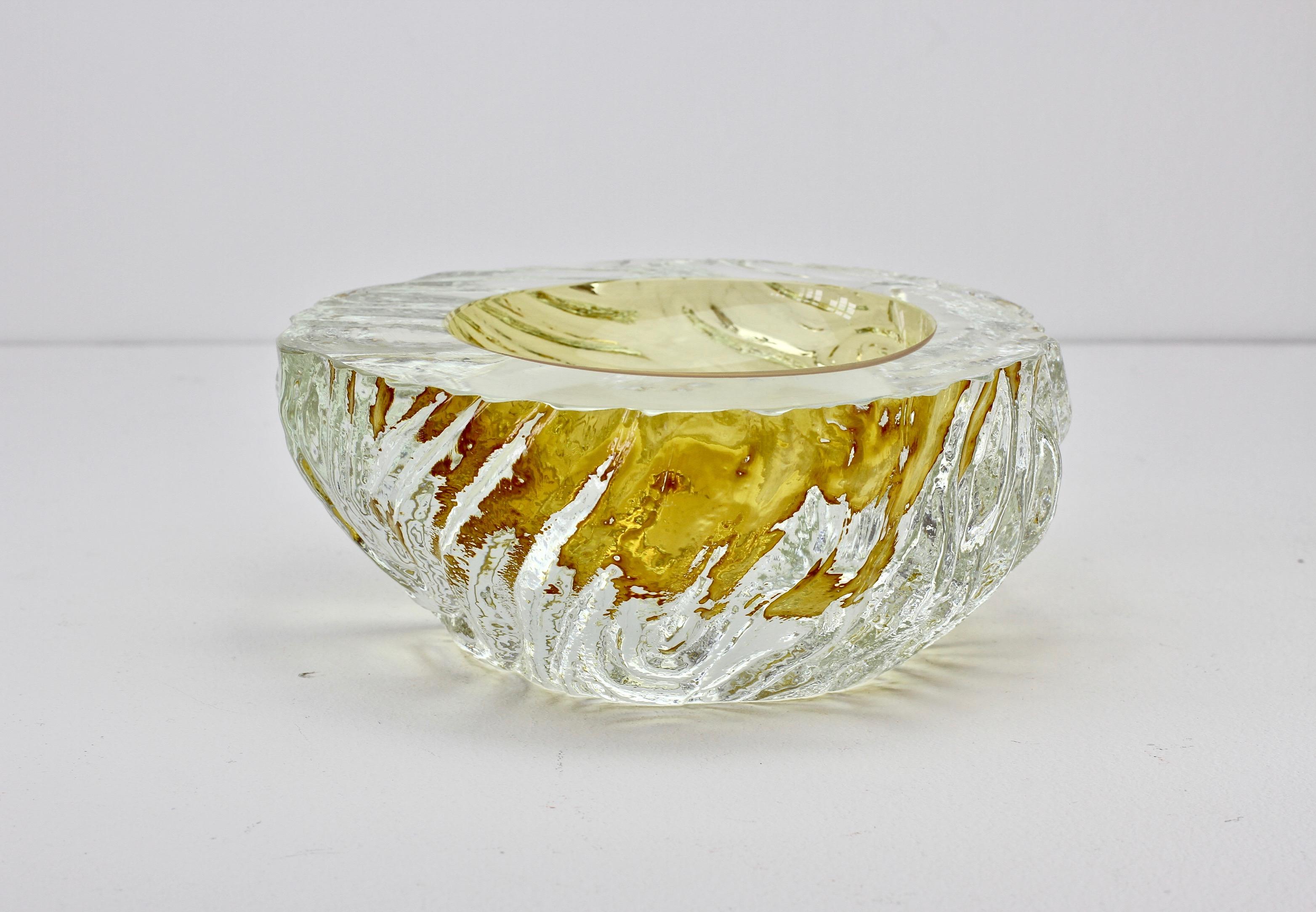 Large vintage textured Italian glass bowl or dish attributed to Maurizio Arabella for Seguso Vetri d'Arte Murano, Italy, circa late  1970s / 1980s. Elegant in form and showing extraordinary craftmanship with the use of the 'Sommerso' technique with