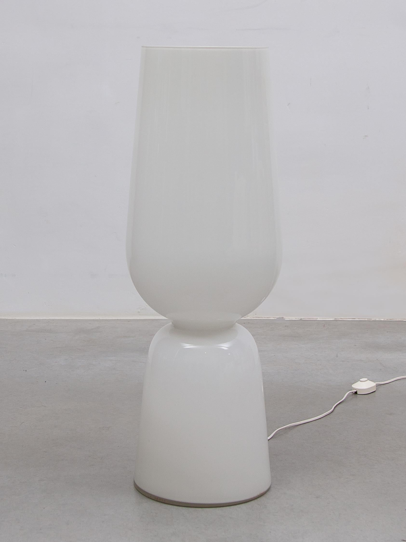 Lámpara de pie de cristal opalino ART de mediados de siglo, Peill & Putzler, años 60 Moderno de mediados de siglo en venta