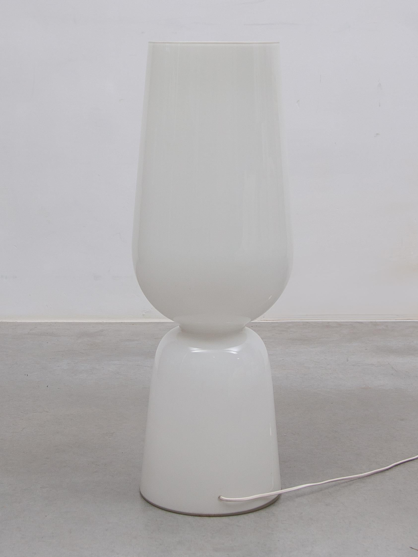 Lámpara de pie de cristal opalino ART de mediados de siglo, Peill & Putzler, años 60 Alemán en venta