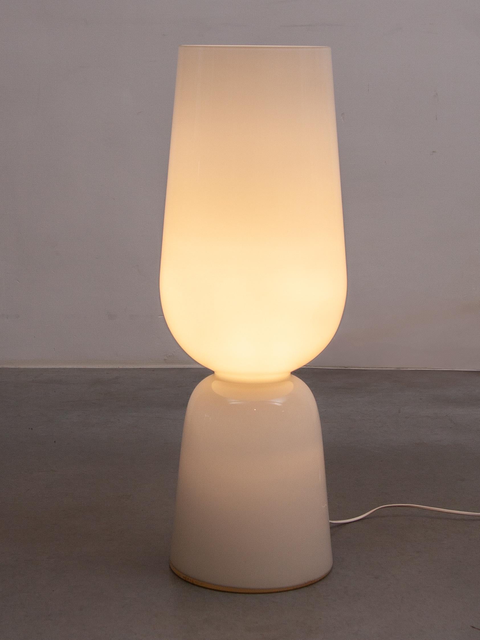 Lámpara de pie de cristal opalino ART de mediados de siglo, Peill & Putzler, años 60 en Bueno estado para la venta en Antwerp, BE