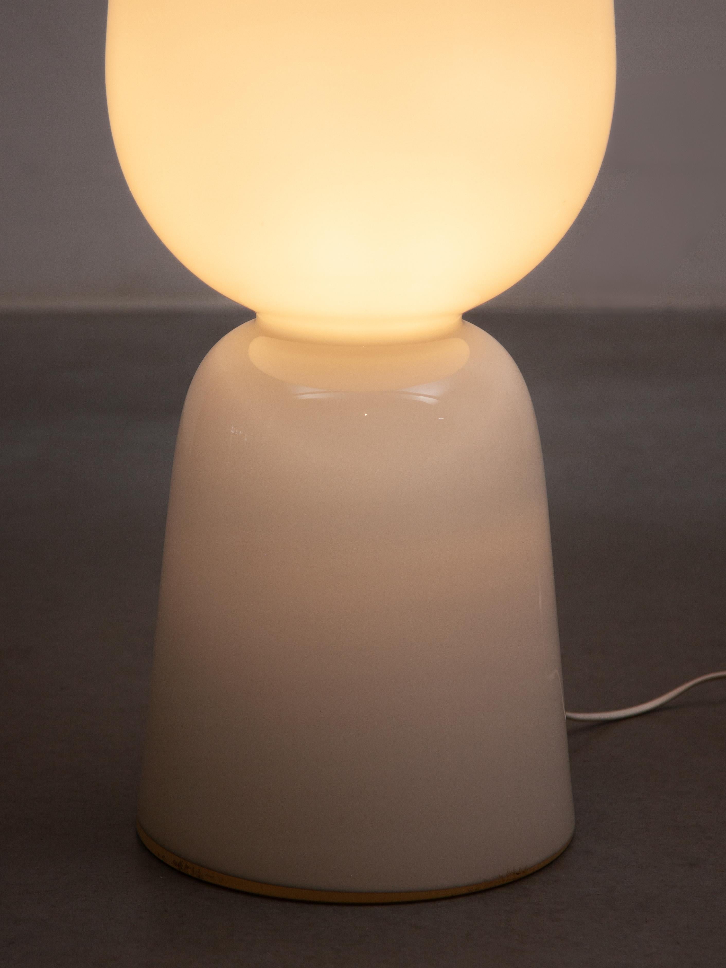 Lámpara de pie de cristal opalino ART de mediados de siglo, Peill & Putzler, años 60 mediados del siglo XX en venta