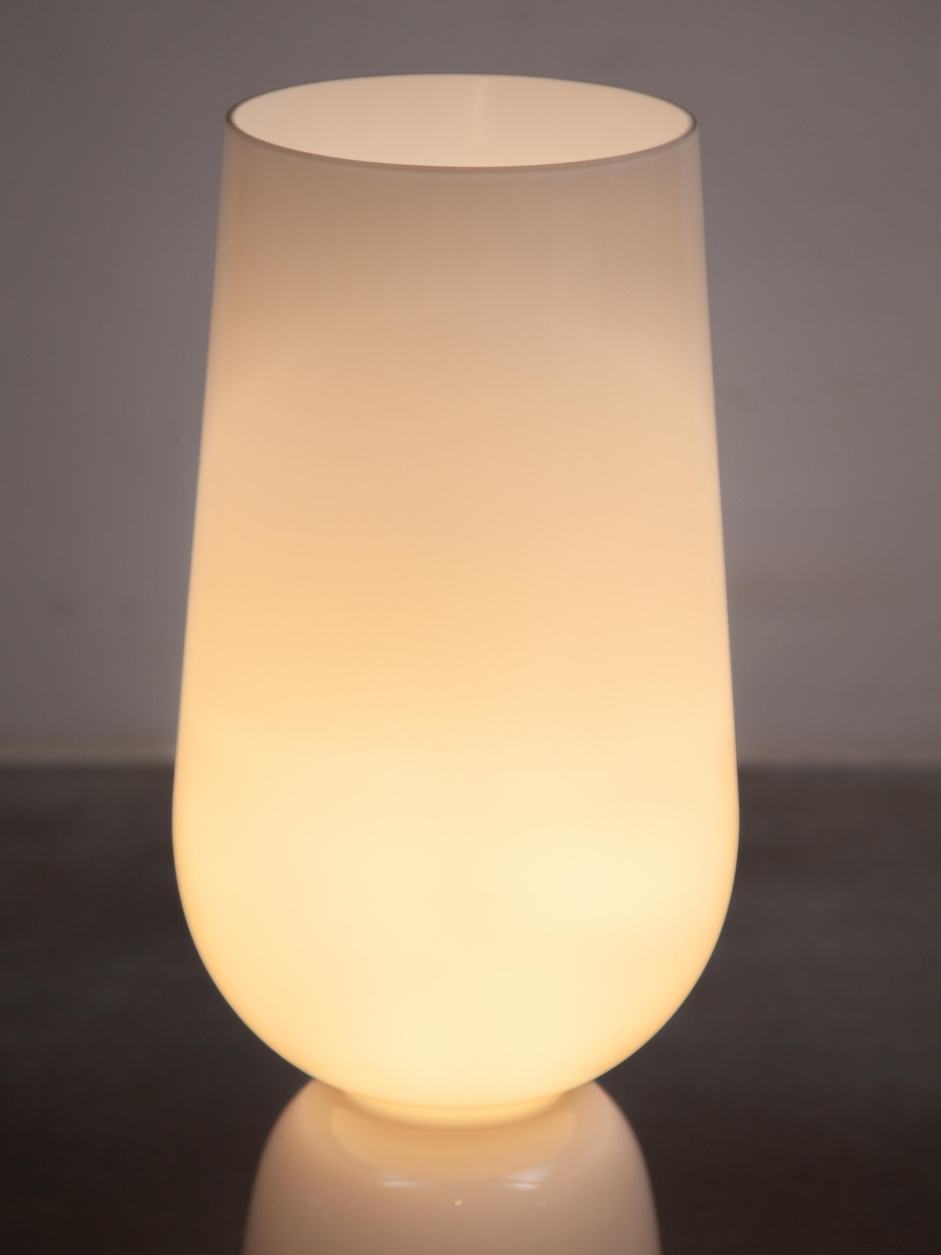 Lámpara de pie de cristal opalino ART de mediados de siglo, Peill & Putzler, años 60 Vidrio opalino en venta