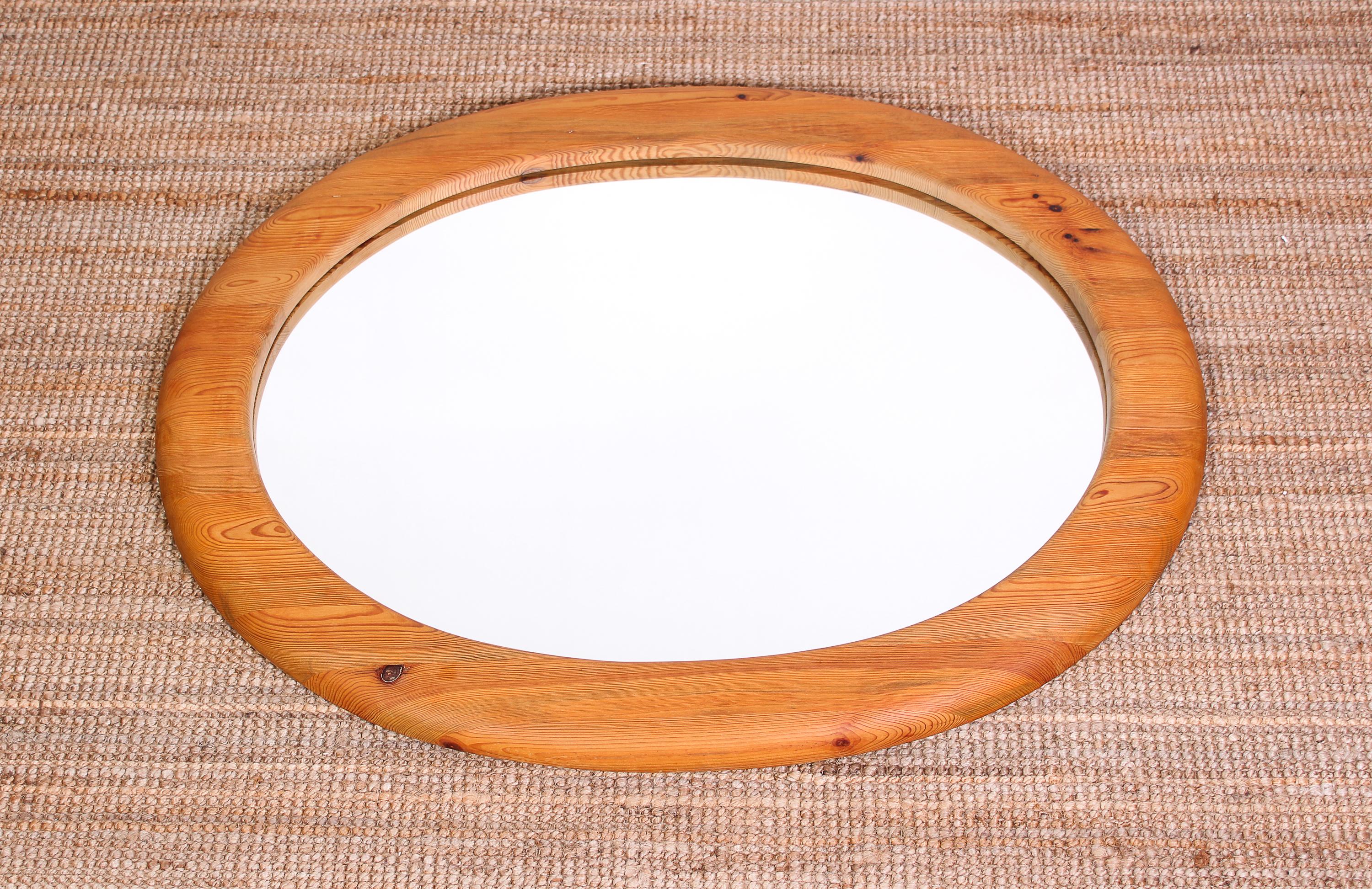 A large oval mirror made in Sweden during the 1960s. The frame is made out of solid pine, beautifully sculptured. Very good vintage condition with minor signs of usage consistent with age.
