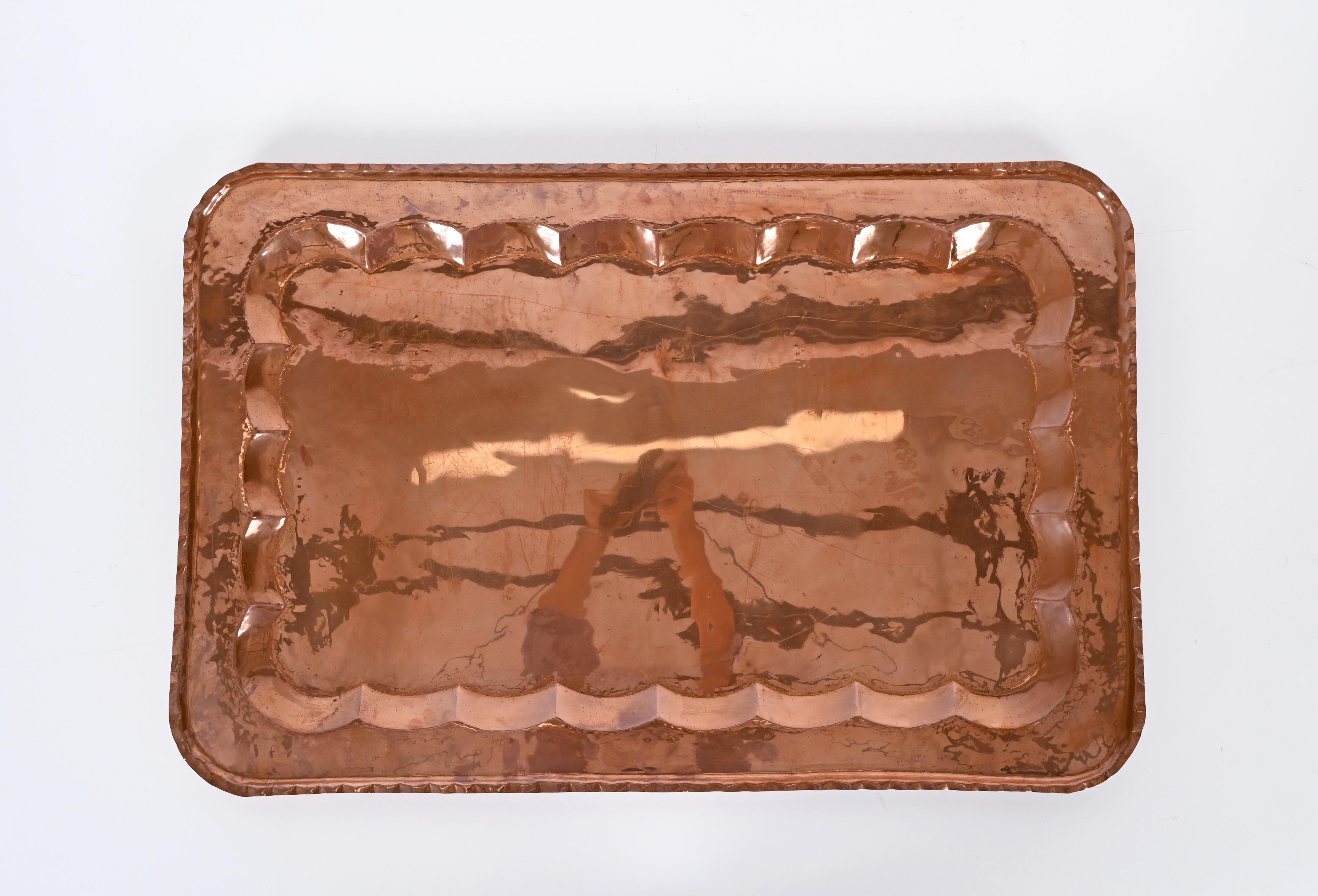 Incredible Mid-Century large serving trays in copper. These unique trays were realized in Italy in the 1960s. 

These hefty trays are fully made in copper, the inside is decorated by stunning multifoil arches while the border is denticulated. The