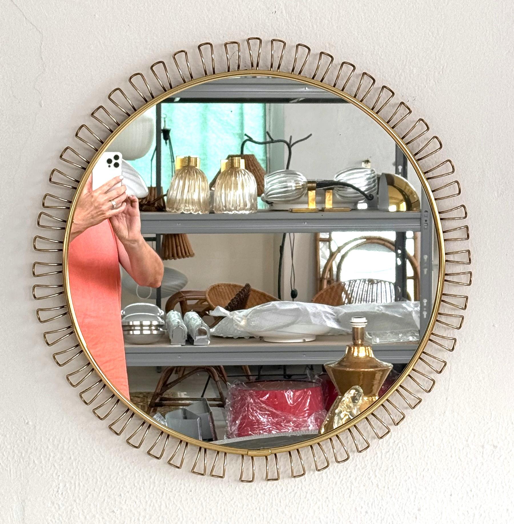 Midcentury Large Round Sunburst Wall Mirror with Golden Metal Loop Frame, 1970s In Good Condition For Sale In Morazzone, Varese