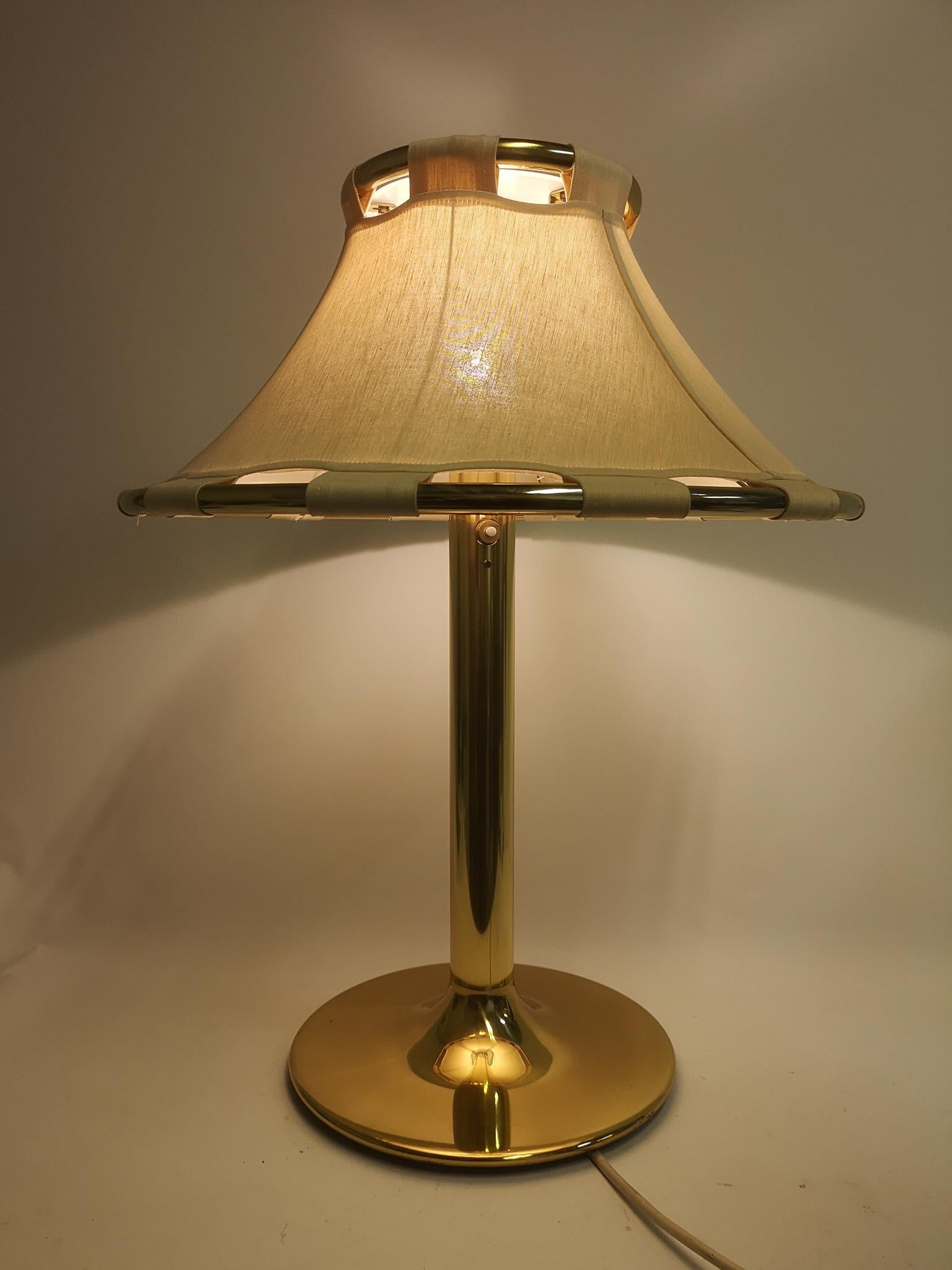 This 1970s table lamp, model 