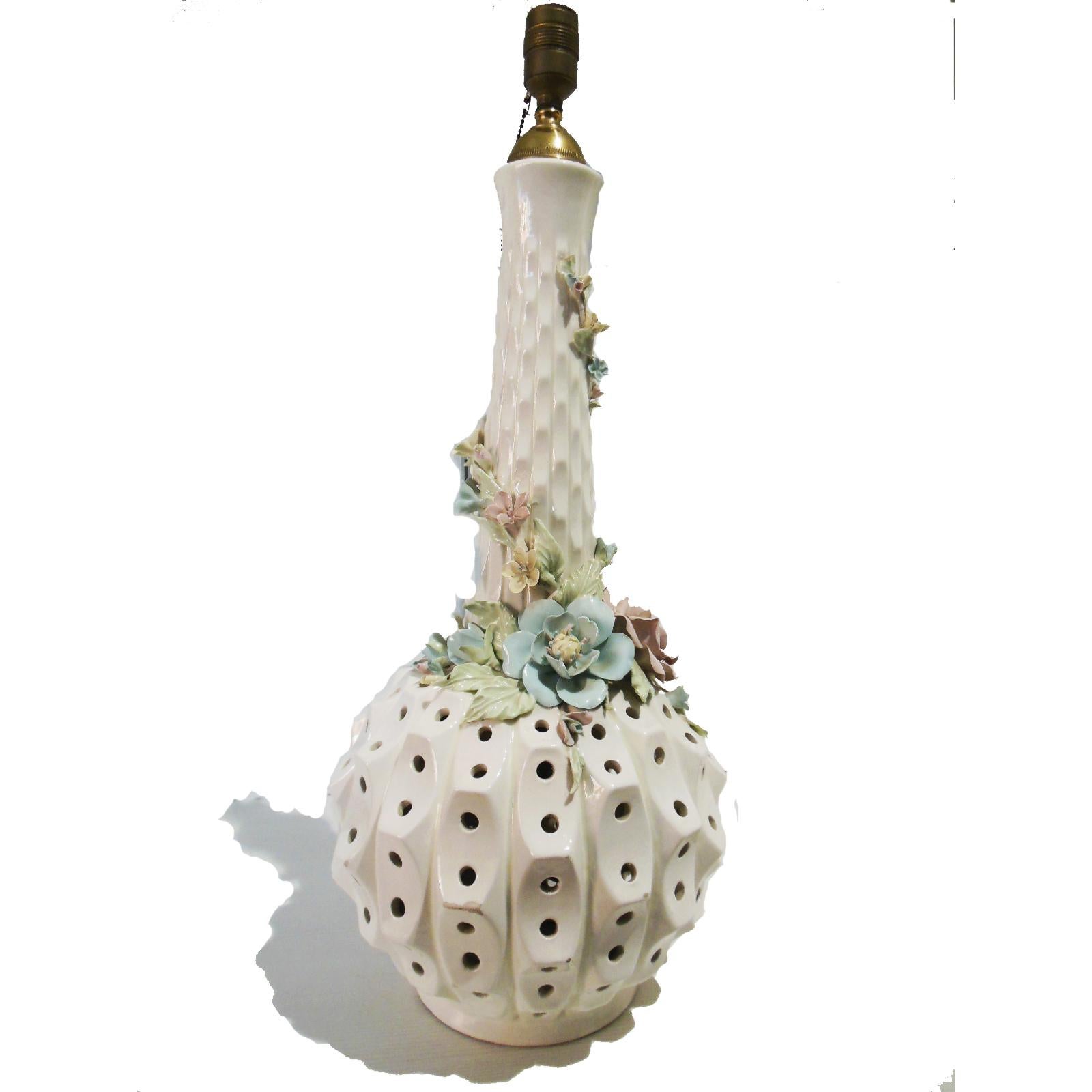 Interior lighting, and the lower part of the lamp. The uz comes out through the holes and it is spectacul

Buy in Manises Valencia Spain, place of production of ceramics and porcelain throughout the centuries
This lamp is a masterpiece, with a
