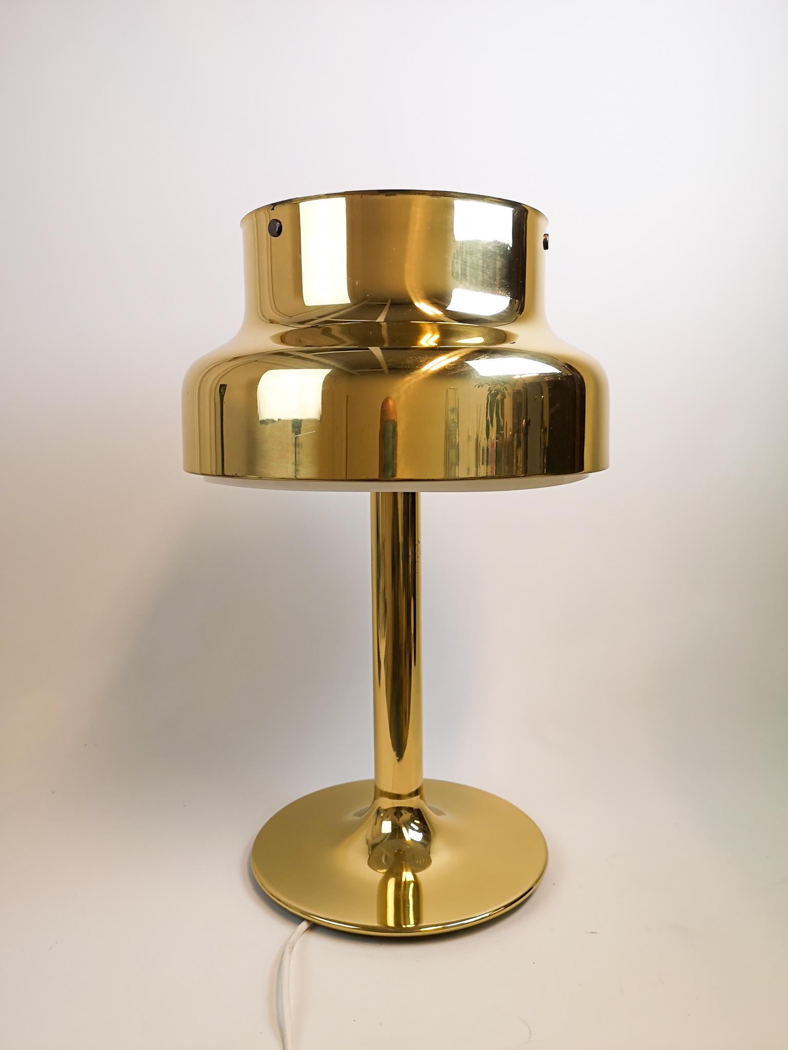 This 1960s table lamp, model Bumling, was designed by Anders Pehrson for Ateljé Lyktan in Åhus, Sweden. This table lamp with its brass featuers is a nice edition to your writing desk or table. 

Nice working vintage condition.

Measures: H 62