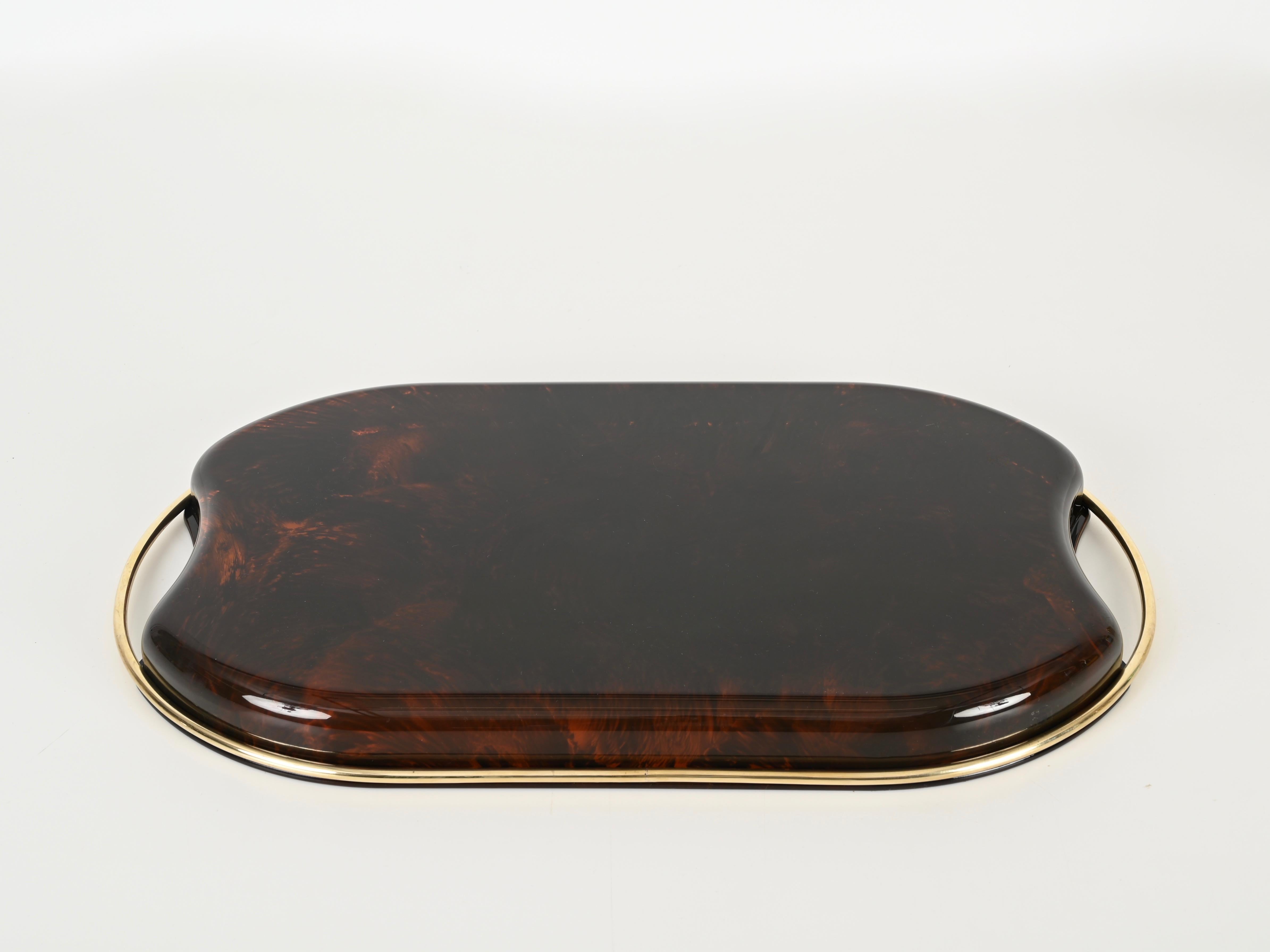Vassoio da portata grande del Medioevo in lucite e ottone effetto tartaruga, Italia, anni '70 in vendita 2