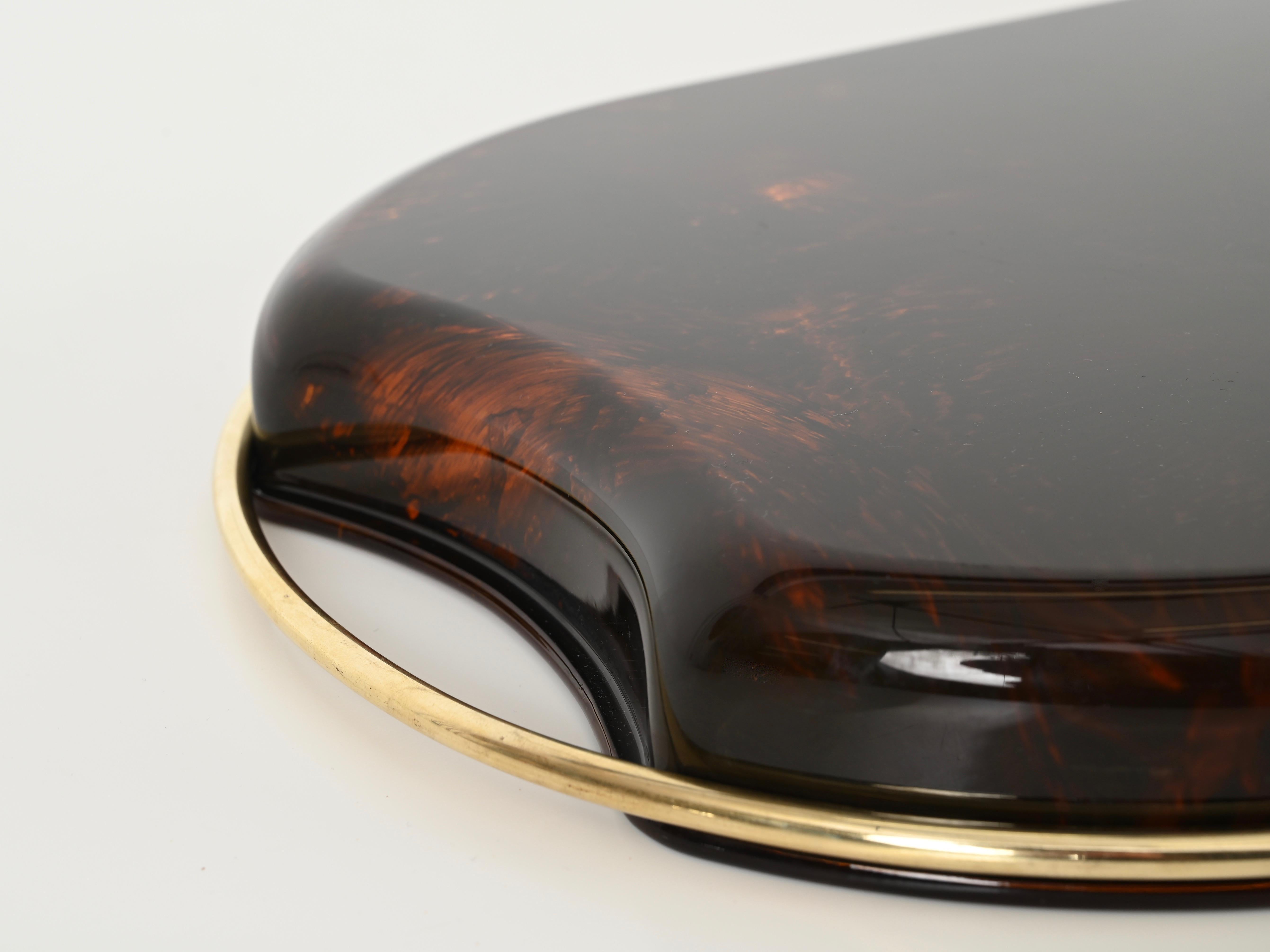 Vassoio da portata grande del Medioevo in lucite e ottone effetto tartaruga, Italia, anni '70 in vendita 3
