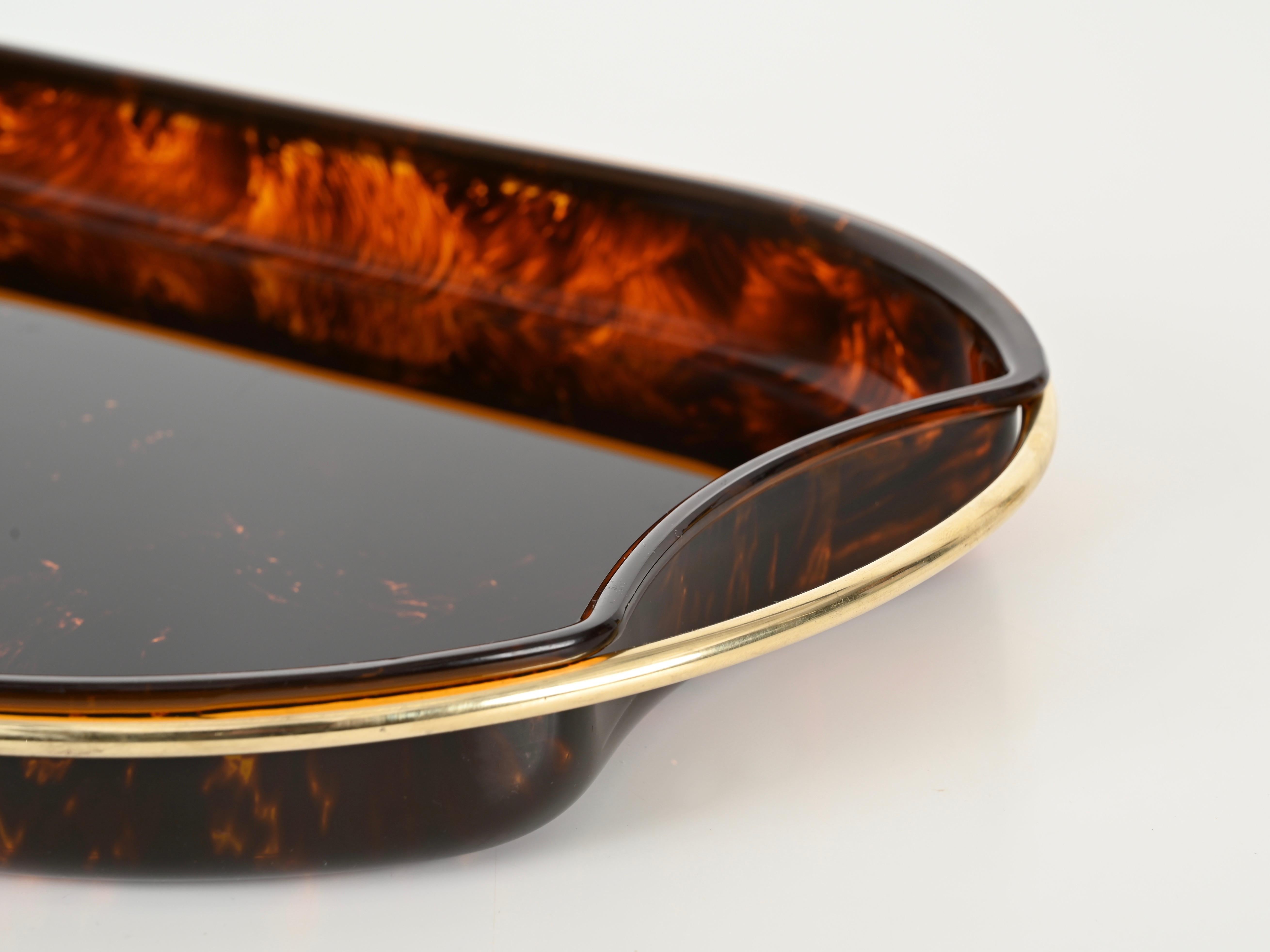 Vassoio da portata grande del Medioevo in lucite e ottone effetto tartaruga, Italia, anni '70 in vendita 4