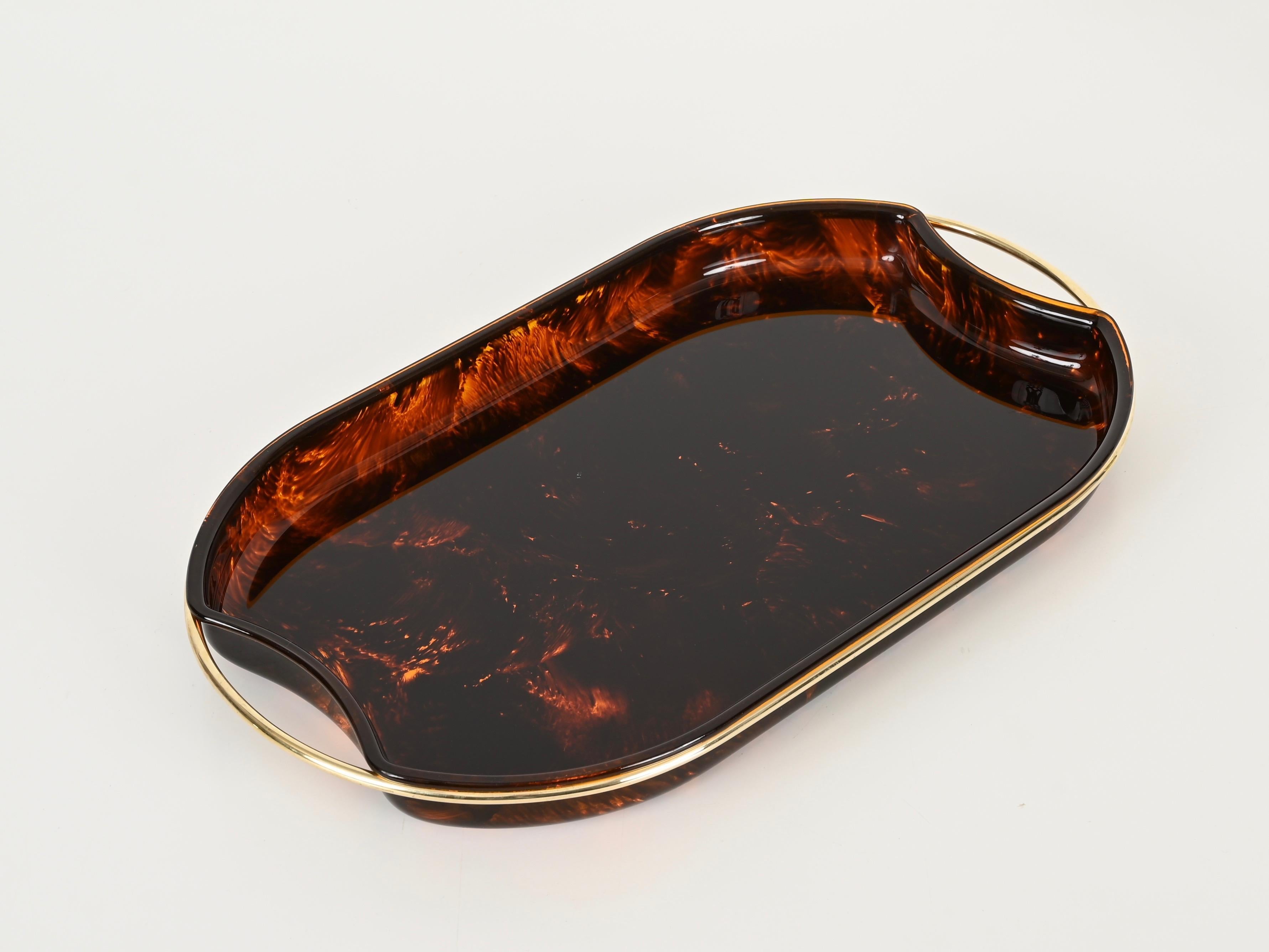 Vassoio da portata grande del Medioevo in lucite e ottone effetto tartaruga, Italia, anni '70 in vendita 5