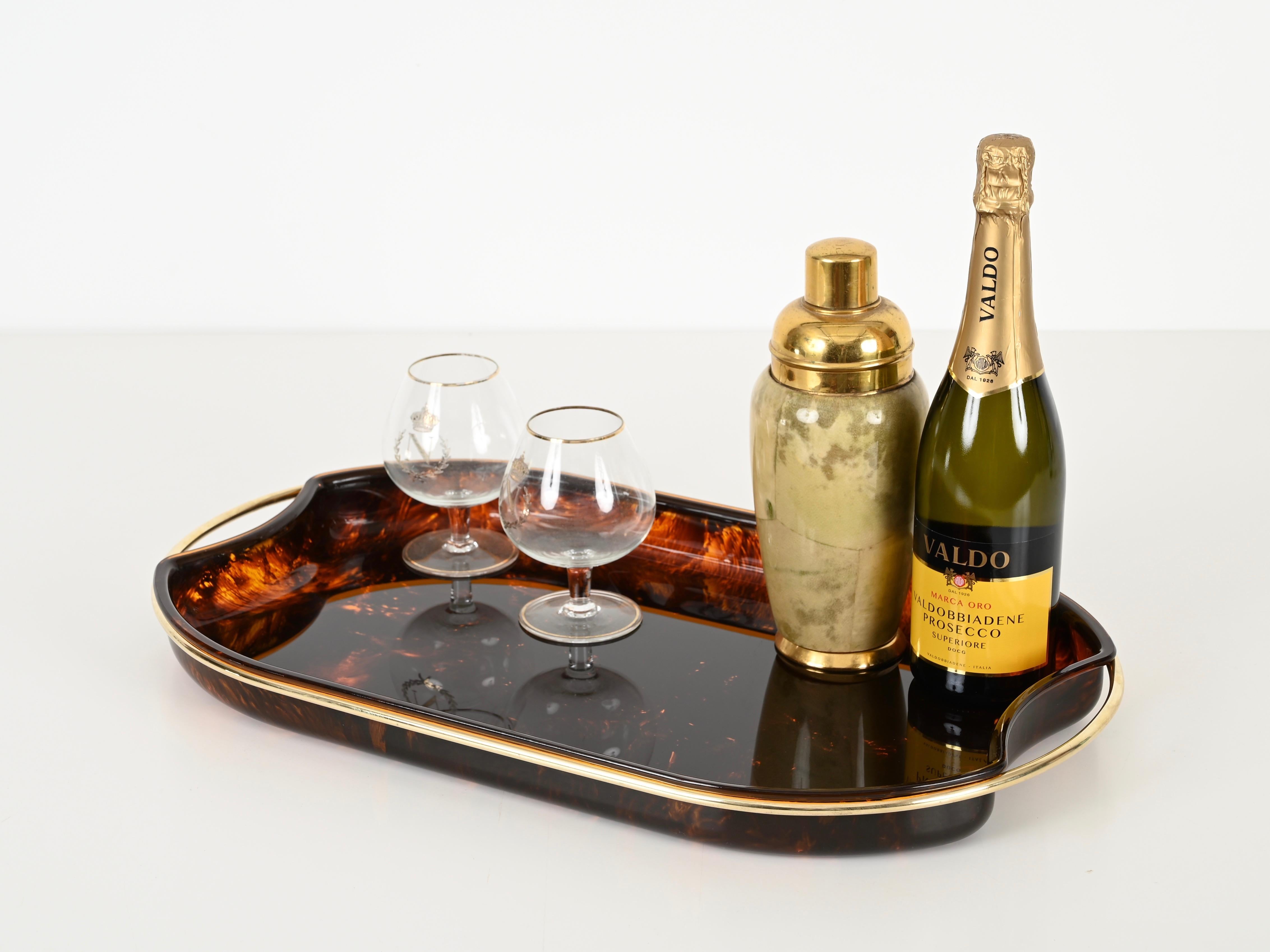 Vassoio da portata grande del Medioevo in lucite e ottone effetto tartaruga, Italia, anni '70 in vendita 7