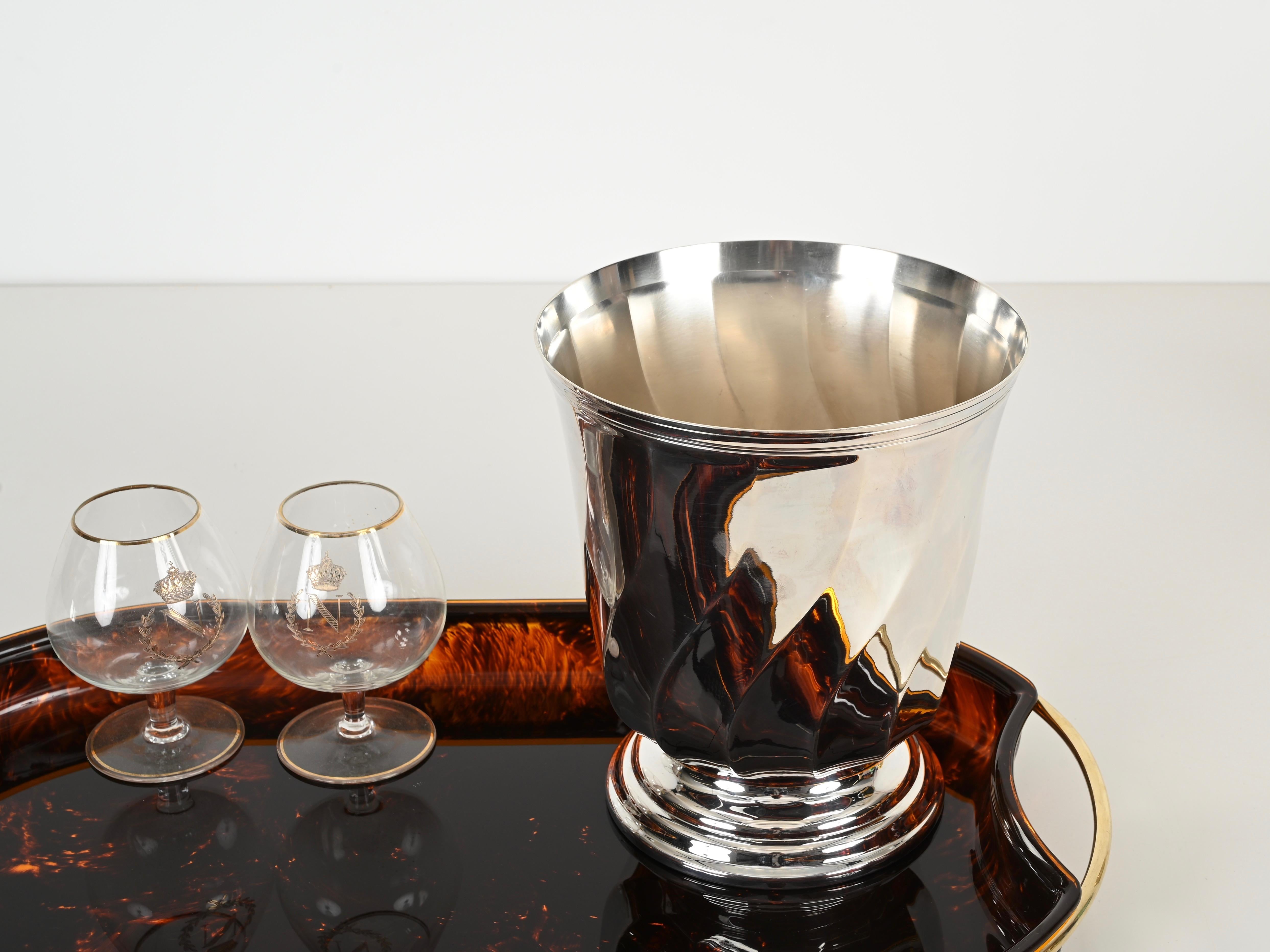 Vassoio da portata grande del Medioevo in lucite e ottone effetto tartaruga, Italia, anni '70 in vendita 8