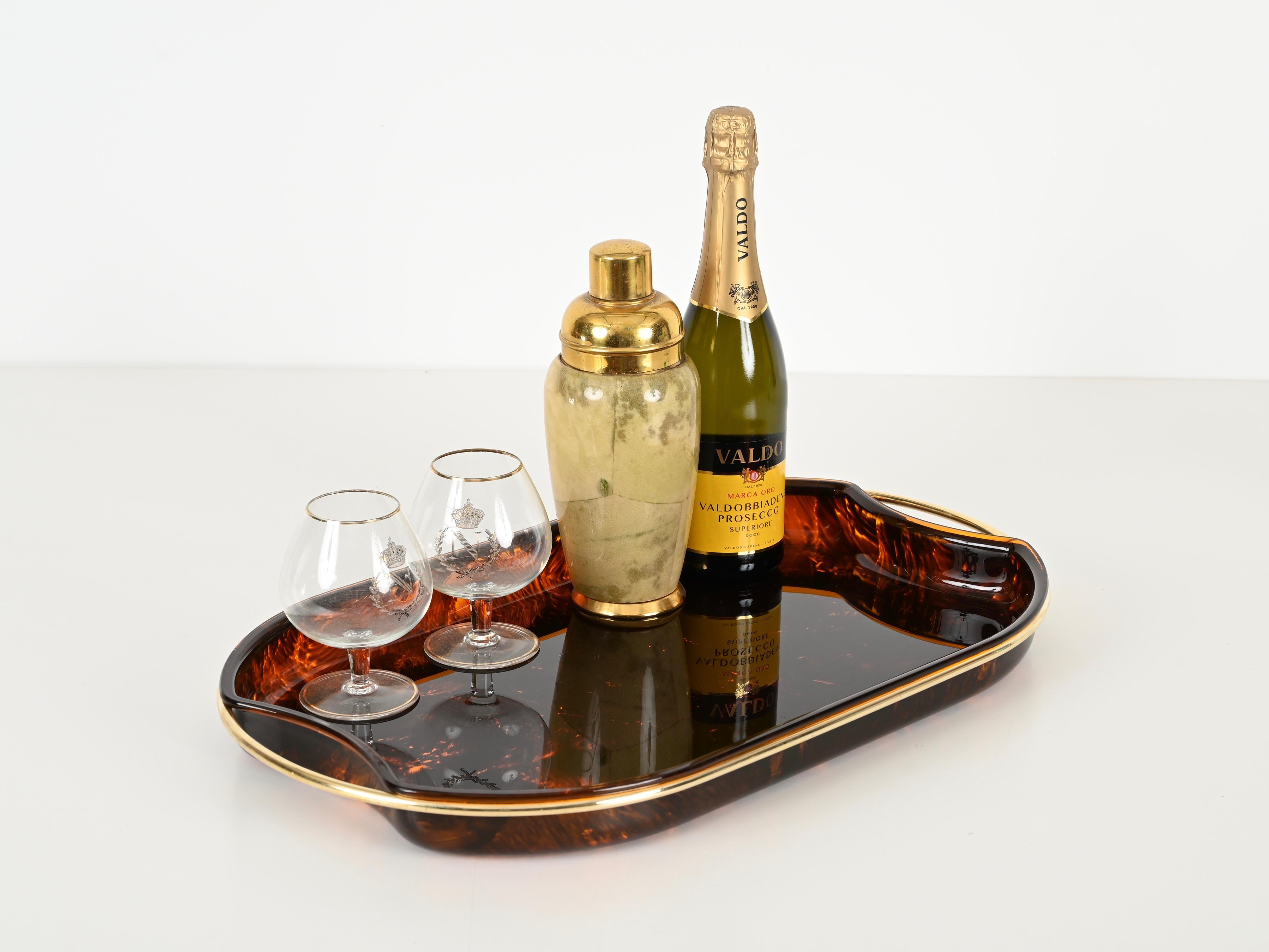 Vassoio da portata grande del Medioevo in lucite e ottone effetto tartaruga, Italia, anni '70 in vendita 9