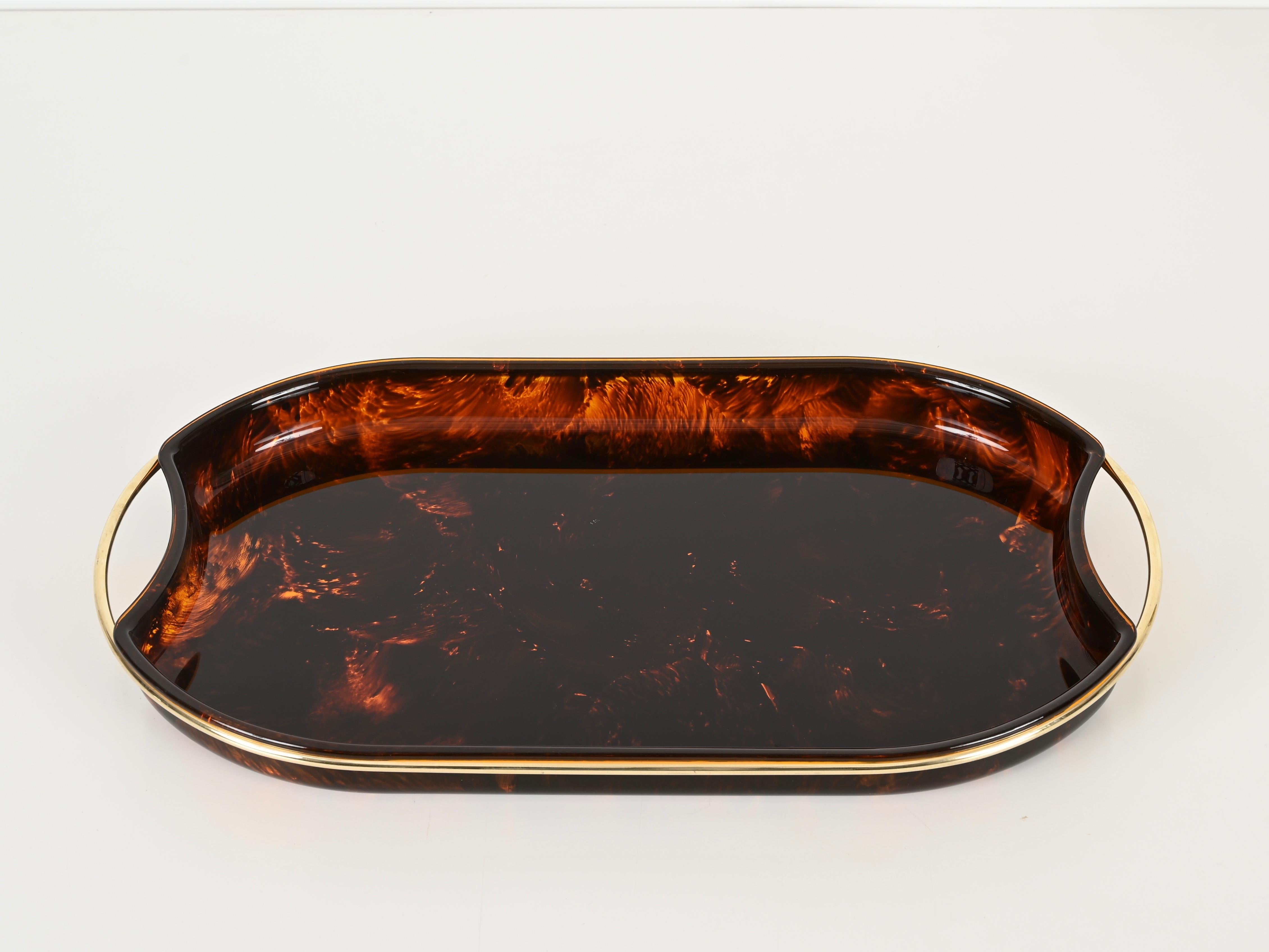 Mid-Century moderno Vassoio da portata grande del Medioevo in lucite e ottone effetto tartaruga, Italia, anni '70 in vendita